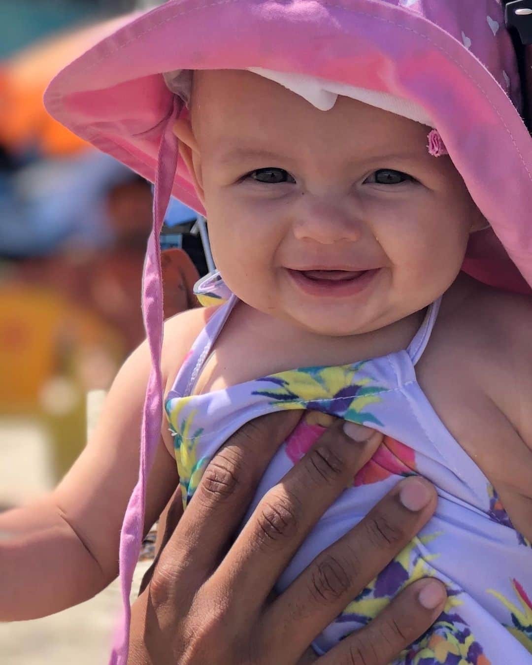 のインスタグラム：「6 months of lots of love, laughs and blessings!! Congrats baby!! Mom and Dad love you so much pretty girl!!! • • •  6 meses de muito amor, risadas e benções !! Parabéns filinha!! Mamãe e papai te ama muitao!!!」