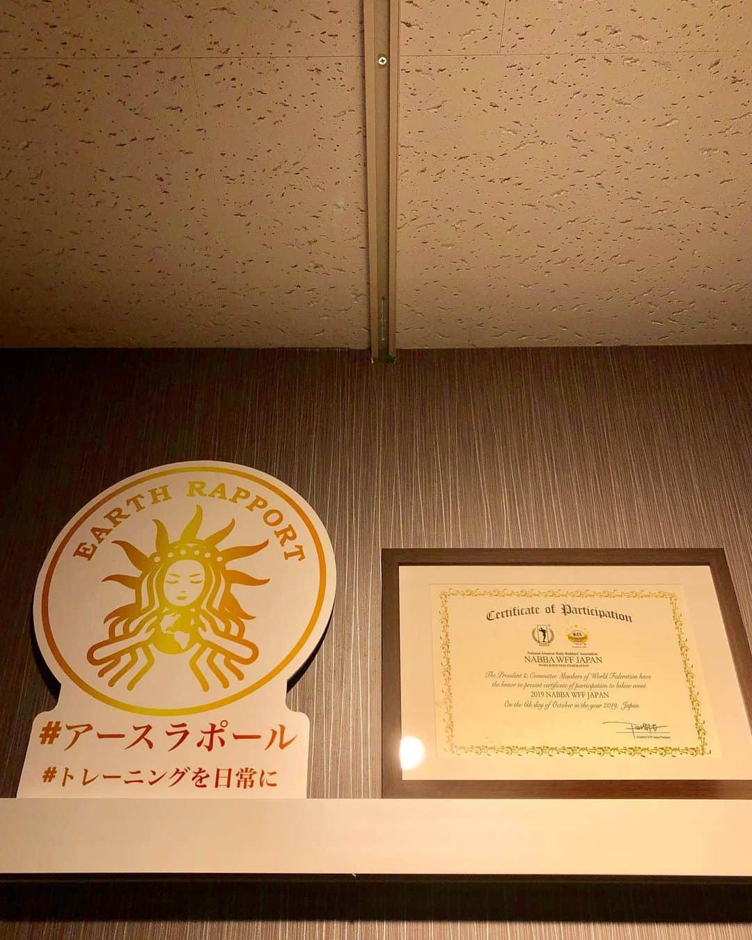 箕輪玖美さんのインスタグラム写真 - (箕輪玖美Instagram)「先月渋谷にオープンしたばかりのプライベートジム、アースラポール渋谷さんで久々のパーソナルトレーニング💪  中々1人では上手くできないお尻トレを、ガッツリ30分追い込んでもらいました😆  アースラポールさんは、月額29800円〜 通い放題✨ 入会しても混み合って予約が取りづらくなる…という通い放題あるあるが起こらない様に、入会者制限もされていて、ユーザー目線のジムなんですよ😊  トレーナーの吉野さんは、なんと Mr.sport model japan 2019のGPなんです✨✨✨ 細マッチョ日本一のトレーナーさんにトレーニングして頂くと、Nice body 間違いなし😉👍 #アースラポール  #渋谷  #筋トレ女子 #尻トレ #パーソナルトレーニング #フィットネス #ジム好きな人と繋がりたい  #ワークアウト #アンチエイジング #アラフォー #アラフィフ #美魔女 #モデル #箕輪玖美」12月9日 22時25分 - kumi.111