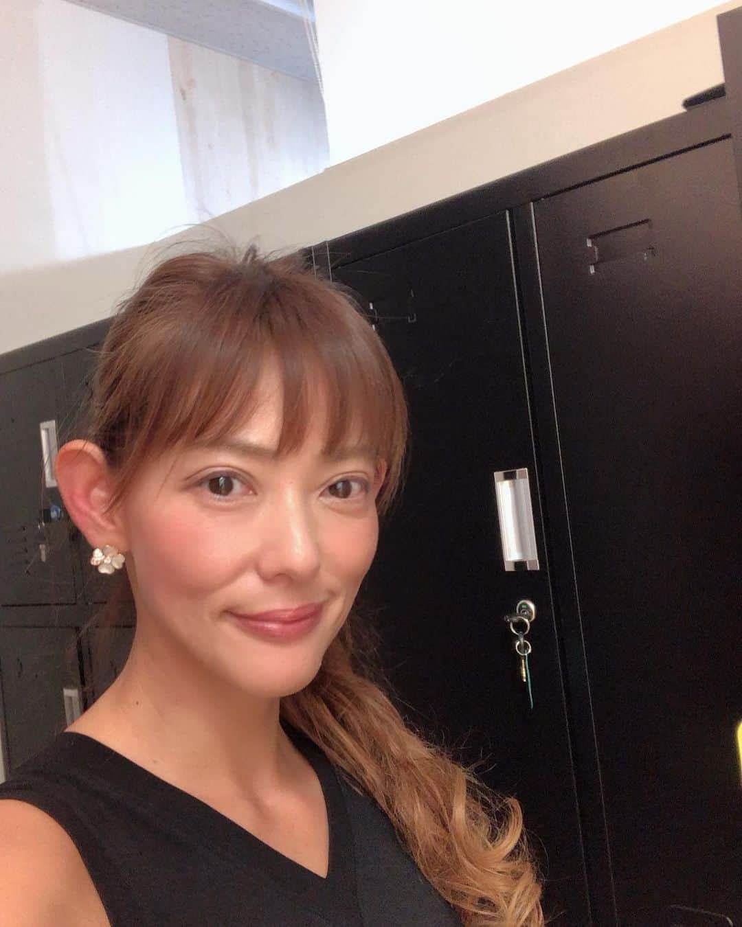 箕輪玖美さんのインスタグラム写真 - (箕輪玖美Instagram)「先月渋谷にオープンしたばかりのプライベートジム、アースラポール渋谷さんで久々のパーソナルトレーニング💪  中々1人では上手くできないお尻トレを、ガッツリ30分追い込んでもらいました😆  アースラポールさんは、月額29800円〜 通い放題✨ 入会しても混み合って予約が取りづらくなる…という通い放題あるあるが起こらない様に、入会者制限もされていて、ユーザー目線のジムなんですよ😊  トレーナーの吉野さんは、なんと Mr.sport model japan 2019のGPなんです✨✨✨ 細マッチョ日本一のトレーナーさんにトレーニングして頂くと、Nice body 間違いなし😉👍 #アースラポール  #渋谷  #筋トレ女子 #尻トレ #パーソナルトレーニング #フィットネス #ジム好きな人と繋がりたい  #ワークアウト #アンチエイジング #アラフォー #アラフィフ #美魔女 #モデル #箕輪玖美」12月9日 22時25分 - kumi.111