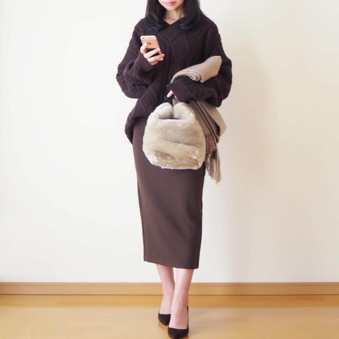 hanaのインスタグラム：「outfit❄️ * brown☺︎ * チョコレート色は好きだけど、 チョコレートは苦手なのです🍫 そんなタイトなスカートは、 スウェットでらっくらく。 * #lappartement #violadoro #pellico #americana #beggandco  #twinsflorence」