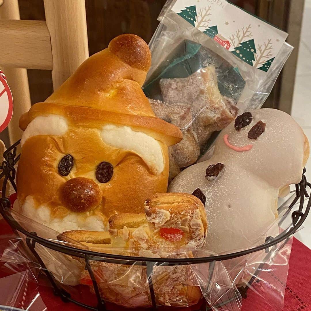 髙木萌香さんのインスタグラム写真 - (髙木萌香Instagram)「☺︎🎤﻿ ﻿ かわいいパン♡﻿ サンタさん ＆ 雪だるま🎅🏻☃️﻿ ﻿ 色んなところでクリスマスソングが流れてて幸せ気分❤️﻿ ﻿ #パン屋 #パン #bread #santaclaus #snowman #christmas #クリスマス #tokyo #japan」12月9日 22時34分 - margaretm0e