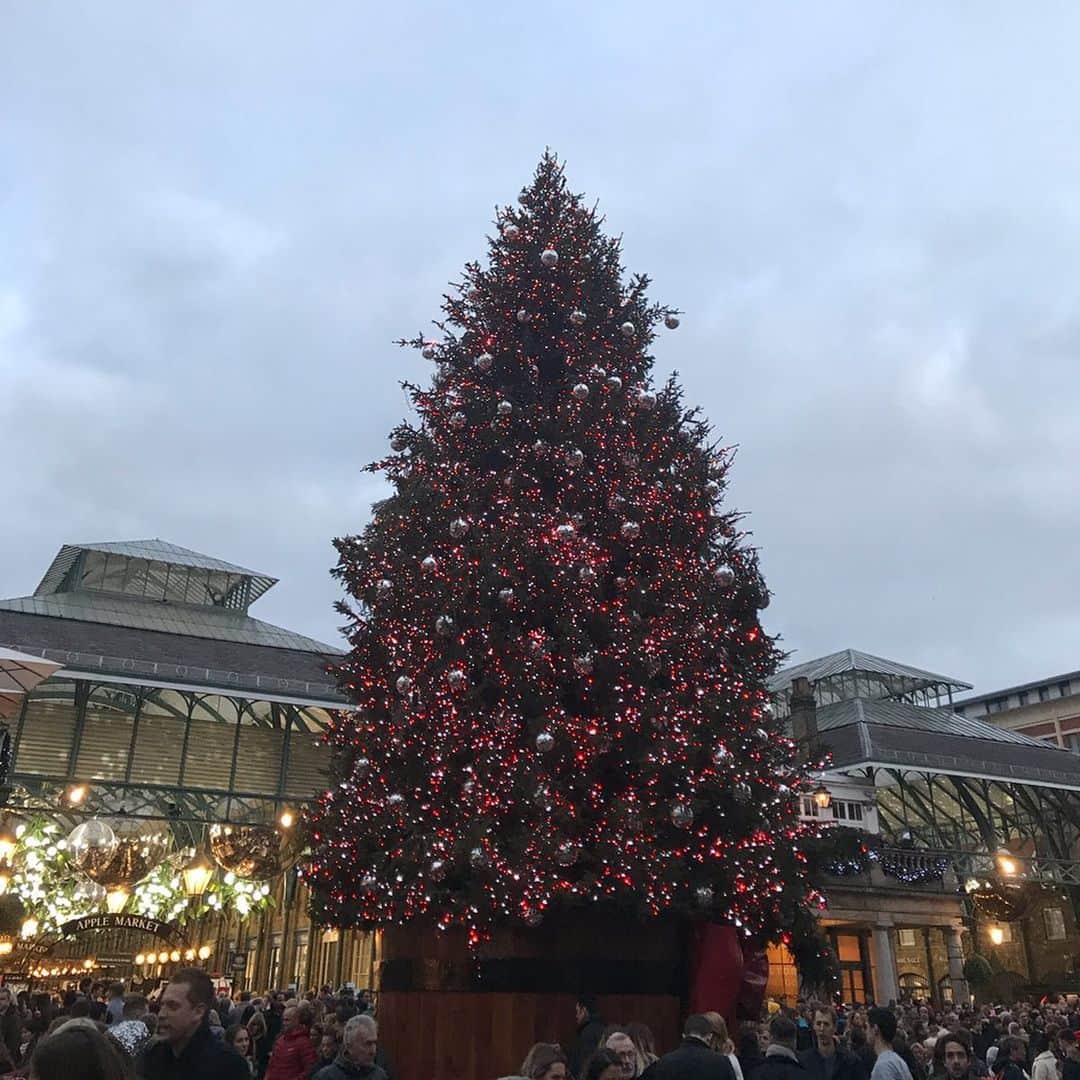 KUNIKAさんのインスタグラム写真 - (KUNIKAInstagram)「The nutcracker cookie 🥁🎄﻿ ﻿ ロンドンクリスマスツアー2日目。﻿ The savoyでアフタヌーンティーをしたあと、歩いてすぐ近くのコベントガーデンへ。﻿ 観光の際、このルートはおススメです❤︎﻿ 大きな大きなクリスマスツリーがそびえ立ってます🎄﻿ 弦楽器の生演奏や大道芸人さんたちのパフォーマンスなど、常に人で賑わっている場所。﻿ ここで少しお買い物タイムでした。﻿ ﻿ 私は @biscuiteersltd のクッキーでできたコベントガーデンの展示を見たり、お客様とお店をいろいろ見たり。﻿ コアなおもちゃ博物館@pollockstoymuseum のショップも二階にひっそりとあります。﻿ ﻿ その後は @theofficialselfridges へ移動して再びお買い物タイム🛍﻿ 偶然にもブラックフライデーに重なり、ものすごい人で溢れていました。﻿ 日本ではセールにならないブランドもセールになったりします。 ここはお土産にぴったりなチョコレートブランドがほとんど揃ってるので、必ずツアーではご案内しています。﻿ ﻿ そしていよいよお待ちかねのウィンターワンダーランドへ...🎡﻿ ﻿ ﻿ ﻿ #kunikalondonxmastour #artofkunika #sugarcookies #decoratedcookies #cookieart #decoratedsugarcookies #royalicing #royalicingcookies #cookiedecorating #customcookies #cookiesofinstagram #cookiedesign #cookieartist #instacookie #london #londonchristmas #nutcracker #coventgarden #アイシングクッキー #ロンドン #ロンドンツアー #エイチアイエス ﻿ ﻿ ﻿」12月9日 22時27分 - _kunika_