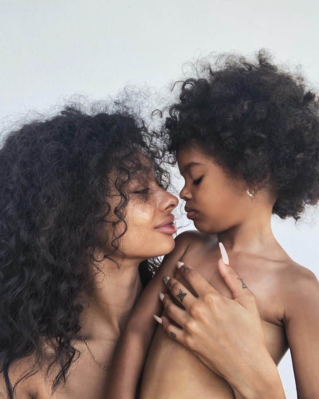 ジェイデ・ピアスのインスタグラム：「Looking at old holiday photos. I love my little curly girl 💕」