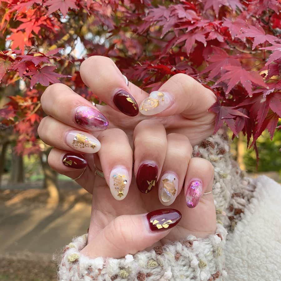 榊本麻衣さんのインスタグラム写真 - (榊本麻衣Instagram)「♡♡﻿ ﻿ ﻿ 今月のnail💅💗﻿ ﻿ ﻿ クリスマス意識して、﻿ クリスマスツリー🎄を入れてもらったよ🥴💓﻿ ﻿ ﻿ 2枚目みたらわかりやすいかもっ🤭💕﻿ ﻿ ﻿ ﻿ 今回、ストーリー取り忘れるぐらい﻿ 話し込みすぎた🤣⭐️﻿ ﻿ いつもめっちゃ喋りすぎて﻿ あっとゆう間に時間経つ🥺✨﻿ ﻿ ﻿ 年末前にまた行かないとっ😍﻿ ﻿ いつも可愛いネイルをありがとぉ❤️﻿ ﻿ ﻿ ﻿ #nail #newnail  #mai___nail #ネイルデザイン #可愛い #ニュアンスネイル #ニュアンス #ニュアンスネイルデザイン #デザインネイル #ストーンネイル #秋ネイル #グラデーションネイル #アクセ #アクセサリー #accessory #指輪 #リング #ring #シルバーリング #シルバーアクセサリー #シルバー #silver #クリスマスネイル #ボルドーネイル #ホワイトネイル」12月9日 22時28分 - maipipii