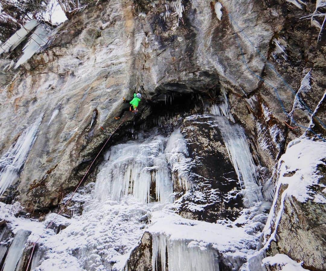 小武芽生のインスタグラム：「Me🐸🙋‍♀️ Today is first day to climb outside with axes here in my home city, Hokkaido.  神居古潭で氷と岩ミックス。 アックスで登り始めてから数ヶ月、この登り方にやっと慣れてきたかなと思ったけどやっぱり外は外で全然違う。 もっと色々な技術も身につけたいな🤔 楽しかった😊  ありがとうございました。 📸@nara_masayuki  @thenorthfacejp @lasportivajp @sskfoods1978 #japanboulderingproject  #クライミング#iceclimbing #mixclimbing #climbing  #旭鉄工株式会社 #iSmartTechnologies #北海道 #道産子」