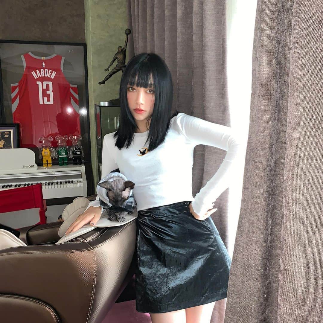 チン・インヒのインスタグラム：「🌙🐈」