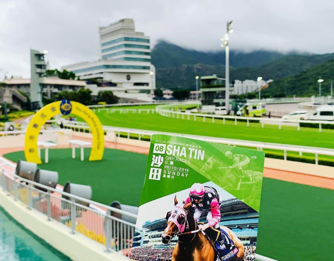 小澤陽子さんのインスタグラム写真 - (小澤陽子Instagram)「𝚒𝚗 𝚙𝚛𝚒𝚟𝚊𝚝𝚎❁  昨日は、KEIBAファンにとっては大！興！奮！の１日でした…🥺️❣ １日に、GⅠが５レースも行われました🏆🏆🏆🏆🏆 まずは香港国際競走。 ４つのGⅠのうち、３つで日本馬が制覇🐎🇯🇵！！！ 素晴らしすぎます！！ そして日本のGⅠ: 阪神JFでは、レシステンシアが２歳女王に👑  そしてそして、なんといっても。。 藤田菜七子ジョッキーが、女性として日本の競馬史で初めて、JRA重賞を制覇しました！！！ 本当におめでとうございます！！！！！ 競馬学校の卒業式や、川崎のデビュー戦も取材させていただいているので、ずっと応援していた者として本当に嬉しく感慨深いです… これからも応援してます💫  写真は、香港の沙田競馬場に遊びに行った時のもの❁」12月9日 22時29分 - yoko.ozawa729