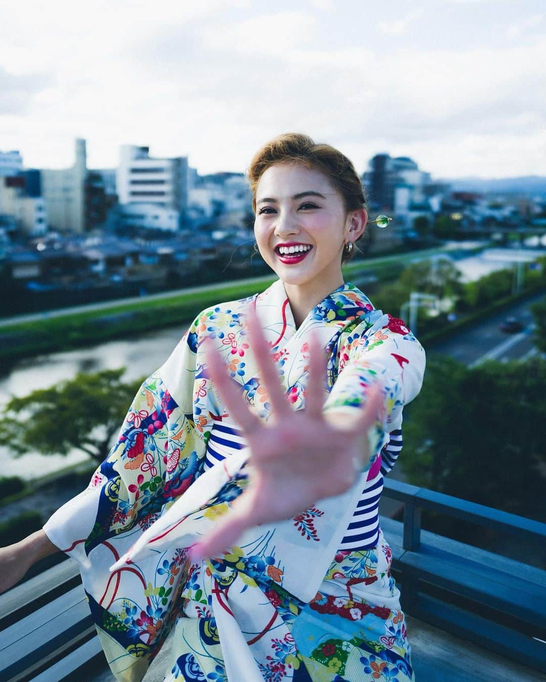 カレンさんのインスタグラム写真 - (カレンInstagram)「懐かしき９月に 京都へ行った時、撮ってもらった写真🥰💕 着物は、京都着物レンタルWargoさん @kyotokimonorental.wargo にてお借りしました❤️👘 着物で京都散策、ずっとやりたかった事だから、 楽しかったな..❤︎😍🙏 ・ @yamadaakiko ありがとうございました💖 📸photo by @yuma1983  #kyoto #kimono  #japanesegirl #me #京都」12月9日 22時30分 - cjd_karen