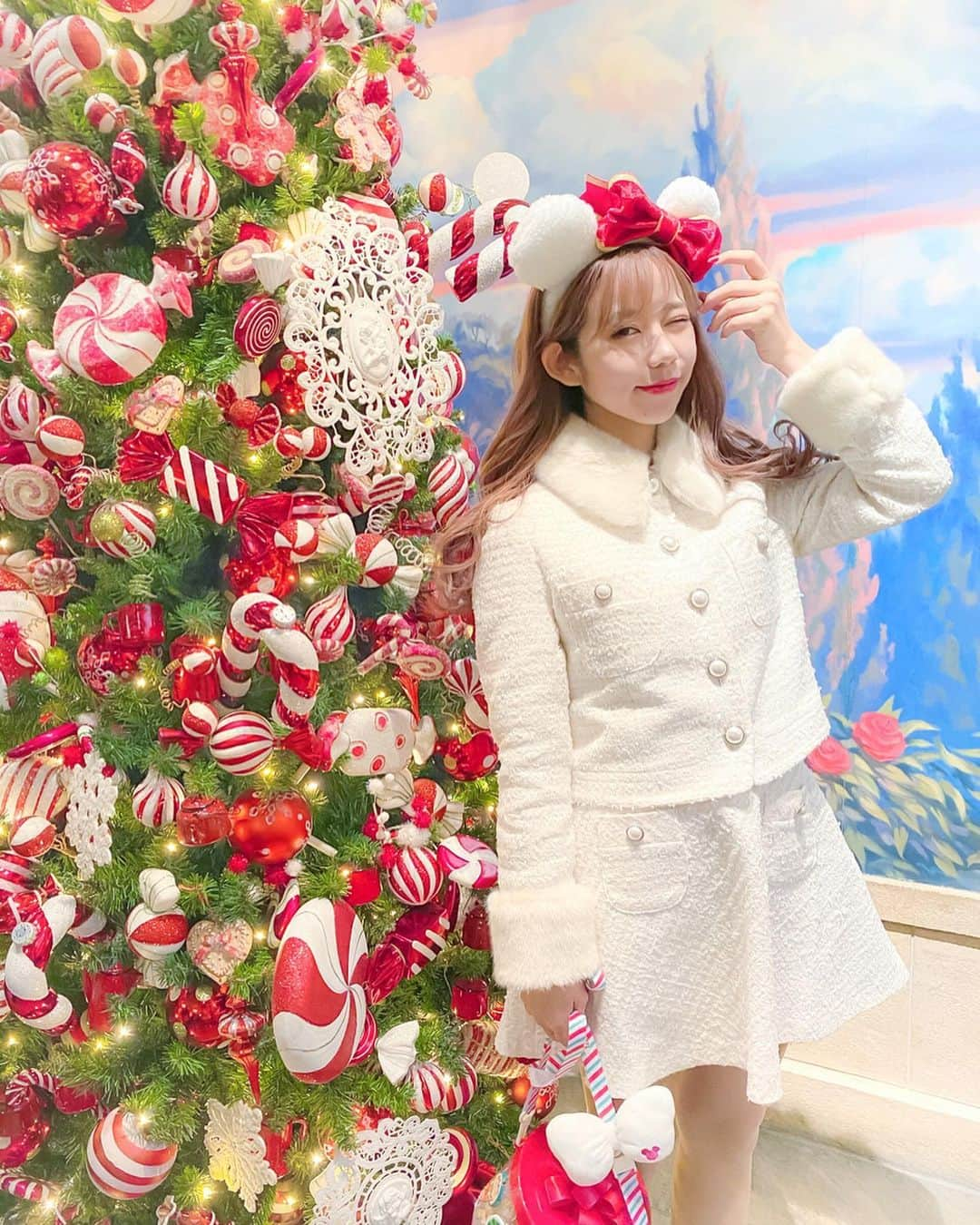 tomomi ❤︎ よしはしともみ ❤︎さんのインスタグラム写真 - (tomomi ❤︎ よしはしともみ ❤︎Instagram)「. . 定番のクリスマスツリー🎄の前で🧸❣️ . このクリスマスツリーは ディズニーランド入ってすぐの ワールドバザール内のお菓子が沢山売っている 🎁コンフェクショナリー🎁にあるよ💕 . ゆあちゃんのお洋服はそのままきても 映えでしかない😭 ディズニーコーデにおすすめっっ💋🎀 . #tokyodisneyland #disneyland #disneyxmas #yours #yuamikami #東京ディズニーランド #ディズニーランド #ディズニーランドクリスマス #ディズニークリスマス #ディズニークリスマス2019 #クリスマスディズニー #クリスマスディズニー2019 #双子ディズニー #ディズニーコーデ #シミラールックディズニー #シミラールック #お揃いディズニー #クリスマスコーデ #ワールドバザール #コンフェクショナリー #もーみディズニー🎠」12月9日 22時34分 - tomomi_yoshihashi