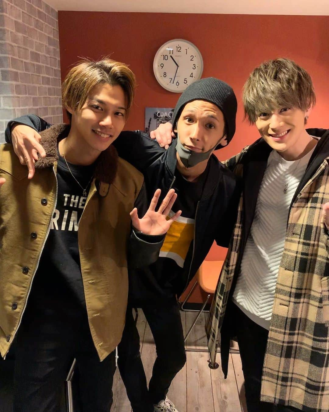 向山毅さんのインスタグラム写真 - (向山毅Instagram)「#キマタトタケシトアキト #UNITLIVE #FINAL #12月6日 #2019年  #duomusicexchange #SHIBUYA #明日もここでライブさせて頂きます#🎤 明日も最幸の時間を🎤✨🎤 あれれ？？？きまっちゃん身長低くない😏？ 「身長伸びなくて平気ですか？」 「180cmないですか？」 #調子に乗りました。#笑  #SOLIDEMO #向山毅 #木全寛幸 #手島章斗 #artist #singer #vocalist #acapella #chorus #group  #もう会えないけど平気ですか？ #身長 #176cm #190cm #178cm」12月9日 22時34分 - take_solidemo