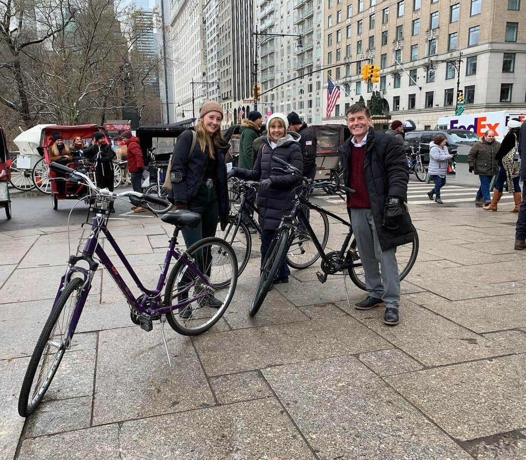 ケイティ・パスフィールドのインスタグラム：「Riding through Central Park 🚲🌲 Who likes feeling their fingertips anyways ❄️」