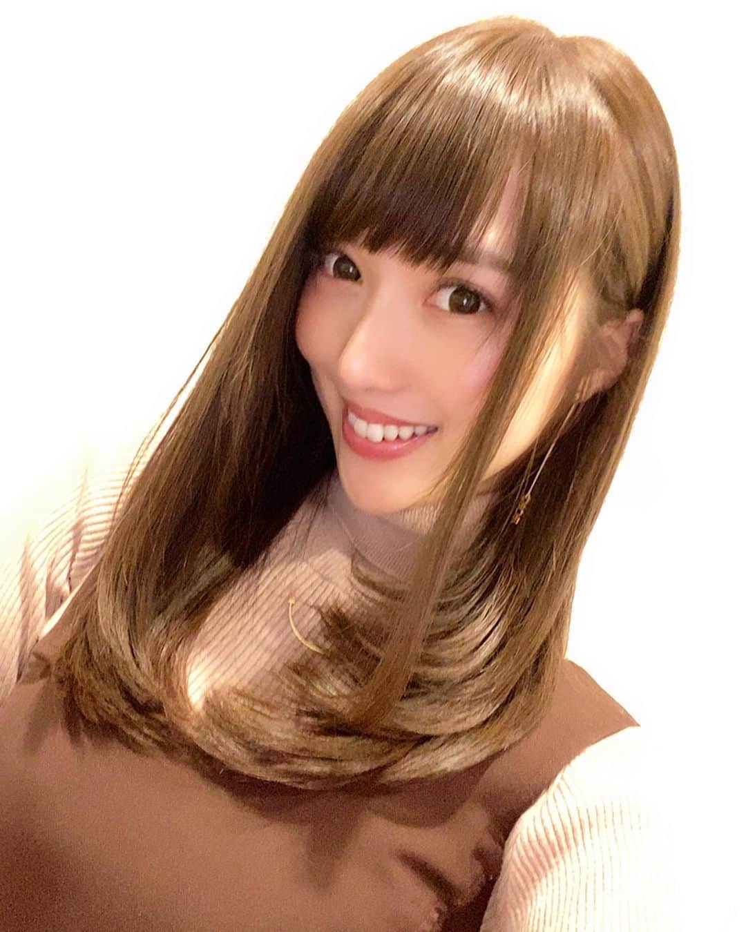 岡英里さんのインスタグラム写真 - (岡英里Instagram)「今度のパーティーに向けて @air_ginza_central でカラー、カット、ヘッドスパ、トリートメントのフルコースでヘアケアしてもらったよ💕 . . 艶サラの綺麗な髪になったし、ヘッドスパで頭スッキリした☺️💓 . . 丁度わたしが終わるくらいにみけにゃん @yoshidamiki1124 が来て久しぶりの再会❤️ . . 小顔だからショートヘアがほんとに似合うし可愛過ぎた🥺💓 . . ヘッドスパは @sawagram_air が担当してくれたよ✨ . . 榛葉さん @air_t_shinba ありがとうございました❤️ . . #銀座 #air #airGINZAcentral #エアー銀座セルトラル #美容室 #サロン  #ヘアケア #セレクタープロファイブ #プラチナプレミアムトリートメント #トリートメント #髪質改善 #髪質改善トリートメント #美髪 #サラサラ #艶髪 #イーラル #eral #ヘッドスパ #頭皮ケア #スッキリ #throwcolor #throwカラー #透明感 #綺麗 #アラサー #アラサー美容」12月9日 22時44分 - okaeri0424