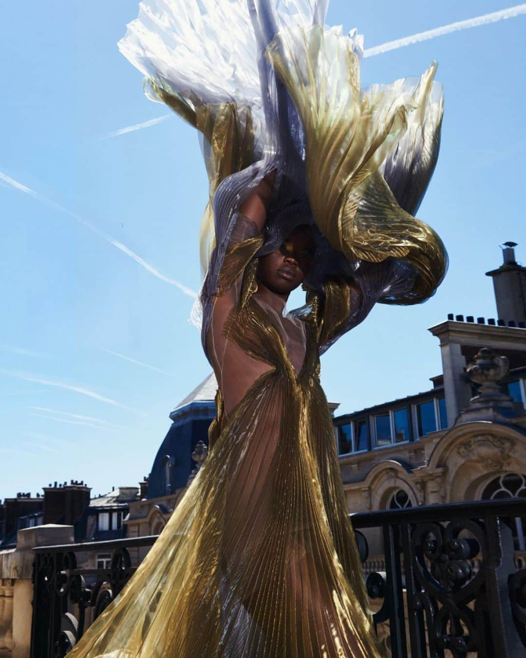 Iris Van Herpeさんのインスタグラム写真 - (Iris Van HerpeInstagram)「Magnetic @Akiima afloats in sunlight ∞ through the lens of @petrovskyramone for @harpersbazaarnl.  Styled by: @astridschilders  Make up: @davidkoppelaar  #irisvanherpen #hypnosiscouture #petrovskyramone #harpersbazaarnl」12月9日 22時52分 - irisvanherpen