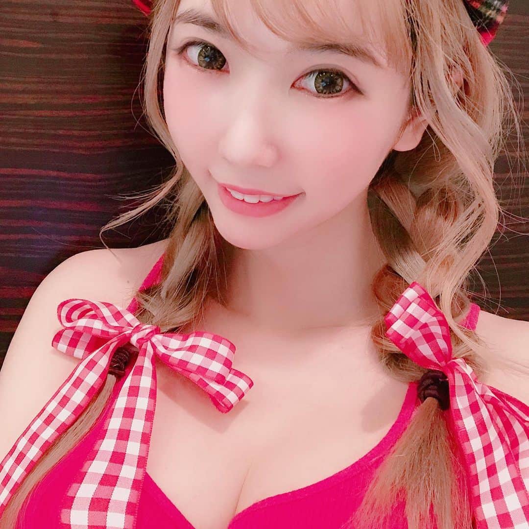 りんか社長のインスタグラム：「【化粧品の威力がヤバすぎ】 実はずっと化粧水なんてどれも一緒〜と思ってまじで適当だったんだけど、こないだ勧められたまま赤い化粧水#アスタリフト 使ったら本当に肌が蘇った😱😱😱 . . #デパコス でもあり#ドラッグストアコスメ でもあり。 こんなに肌がツルツルになるとはね。 . . . 幹細胞シリーズも今度試してみようかな♡ また良いのあったら教えますー！ . . . . . #資生堂 #shiseido #astalift #幹細胞コスメ #人幹細胞培養液 #人幹細胞 #人幹細胞培養美容液 #アスタリフトお試し中 #デパコス #デパコス購入品 #デパコスリップ #ドラコス #プチプラコスメ #プチプラファッション #りんか社長 #japan #japanese #make #lotion」
