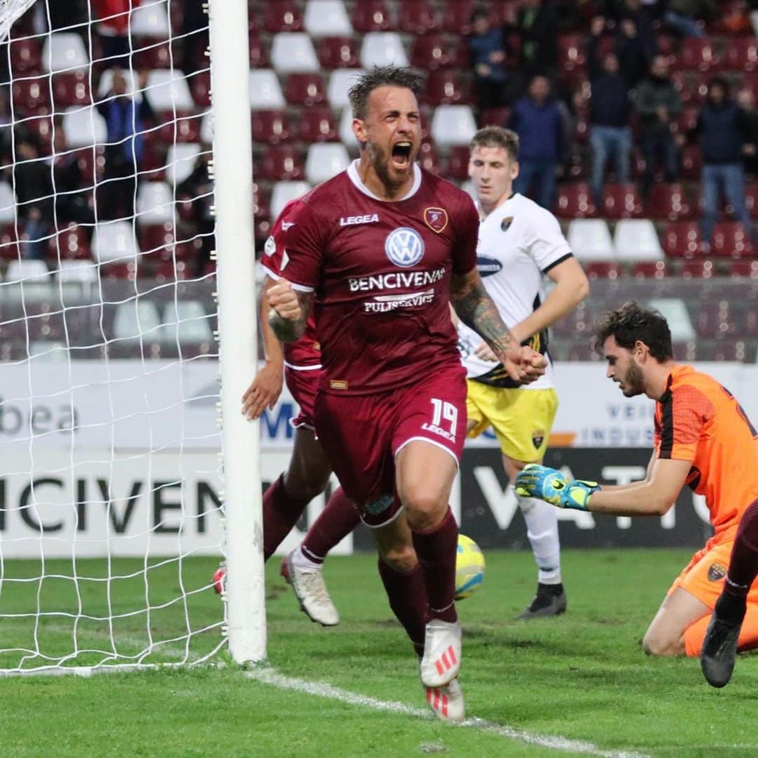 ヘルマン・デニスさんのインスタグラム写真 - (ヘルマン・デニスInstagram)「Una vittoria importante una squadra che non molla mai!!!Fiero di far parte di questo gruppo.... FORZA REGGINA」12月9日 22時58分 - germantanquedenis