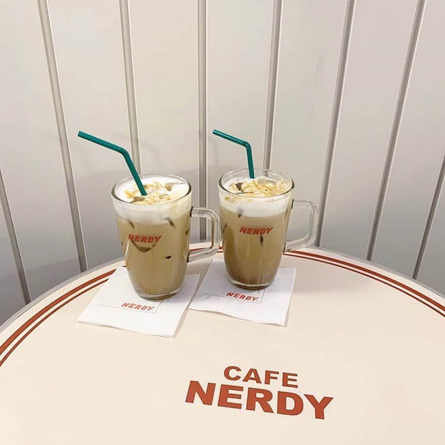 ローリエプレス編集部さんのインスタグラム写真 - (ローリエプレス編集部Instagram)「韓国で大人気のおしゃれカフェ#NERDY が、原宿にもopenしたよ♡﻿ ﻿ 外観もおしゃれで赤ロゴの文字もかわいい♡﻿ 1Fはカフェで2Fはショップになってるよ！﻿ ﻿ ﻿ ✔@nerdy_officialjapan ﻿ ﻿ ﻿ Thank you♡﻿ @kanasanpo_1106 ﻿ @iceairi_1127 ﻿ @mmn__l ﻿ @ayakaxxk ﻿ ﻿ ﻿ ﻿ ﻿ ﻿ #laurierpress_原宿カフェ﻿ ﻿ ﻿ ﻿ ﻿ ﻿ ﻿ ﻿ ﻿ ﻿ ﻿ ﻿ ﻿ #ローリエプレス #原宿カフェ #韓国カフェ #ボトルドリンク #裏原」12月9日 23時07分 - laurier_press