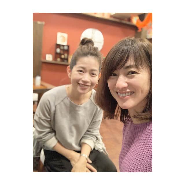 前田ゆかのインスタグラム：「神戸の夜✨ ＊ @rishdeco_rish リッシュちゃんにオススメのお店を案内してもらいました！体質にあう中医学に基づくお茶を選んでもらえる#岩茶荘 冷え改善の正しい知識を教わり改めて気付かされたりと発見があってびっくりでした😌 ＊ ＊  #神戸ルミナリエ　では、 優しく照らす灯が冬の街をうつくしく、 幻想的な光の回廊を進み歩きました✨✨✨ タイミングよく見れて嬉しかった✨ 楽しいひとときをリッシュちゃんありがとう😊  #神戸 #中国茶 #イルミネーション #ルミナリエ #眼診 #性格まで当たりました😆」
