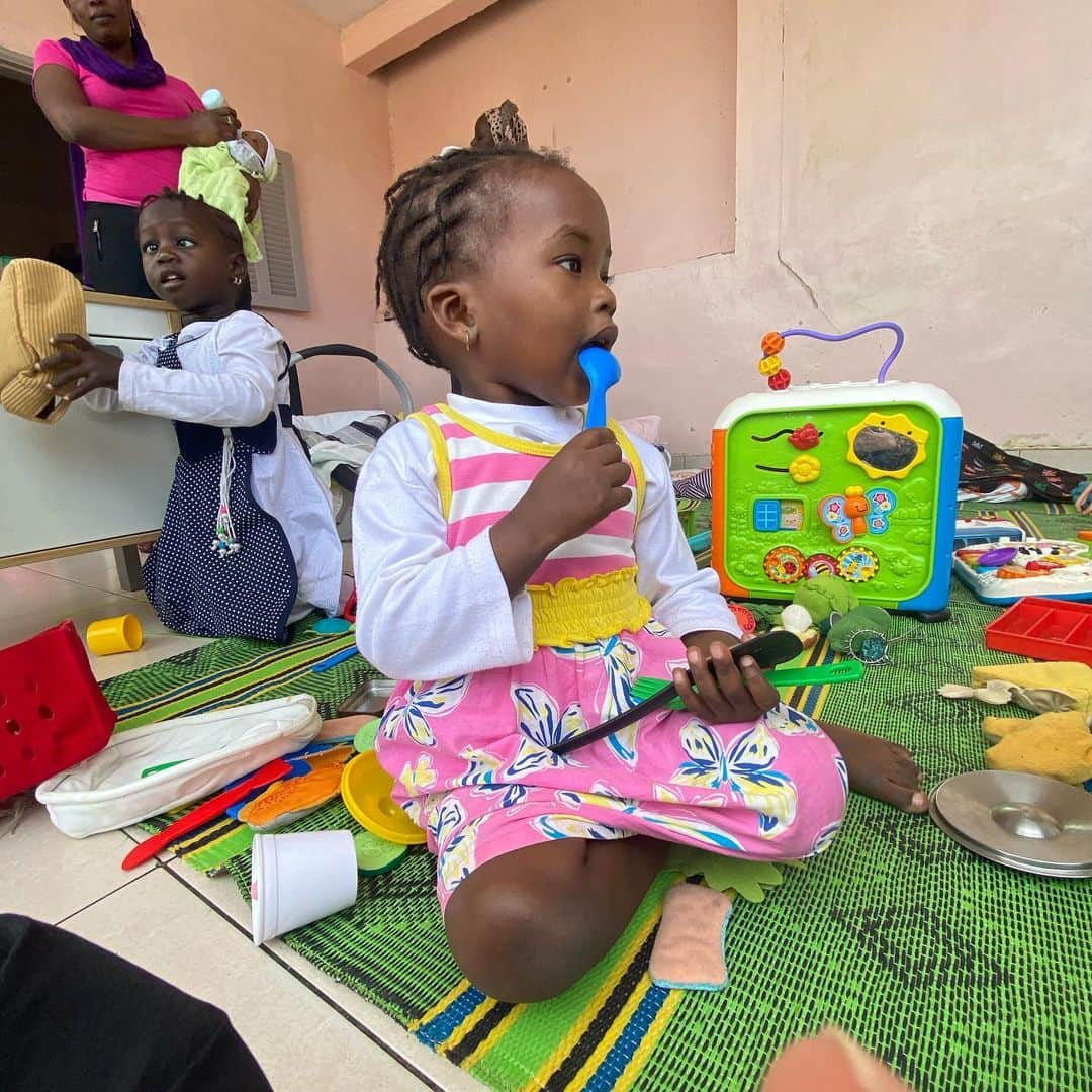 ジジ・ハディッドさんのインスタグラム写真 - (ジジ・ハディッドInstagram)「Today we visited a @UNICEF supported shelter, for women and girl victims of abuse, in Dakar. After being raped and/or impregnated from a sexual attack, it is common that these girls are shunned from their families and kicked out of their homes. Some women travel from very rural parts of the country, some even coming from other countries (one girl we met today is from Libya). After traveling sometimes to many cities trying to find their ground, most girls learn about this home through word-of-mouth; no one will be turned down and they will be supported physically, emotionally, and psychologically here. Employees and volunteers of the shelter, lead by the founder Mona Chasserio and her colleague Danielle Hueges, shown in the photos, encourage the girls to share and find community through their hardship. They are taught to find the positive in their motherhood and relationship with their child, to love and care for them properly, and to nurture their passions, whether it be garment making, agriculture, sports, etc. and learn a skill set that will help them be able to enter the workplace upon their departure from the shelter. Not only have about 250 children been born in this shelter in the last 10 years (15 births have taken place between October and November of this year, and the youngest mother being only ten years old), but there are also orphans who are brought to this shelter by Senegal’s Ministry of Justice. Mothers and their children will stay at the shelter until it is agreed upon by themselves and the leaders that they have the confidence, strength, and skills they need to re-enter their communities, and orphans will stay til about 8 years old, when they are permitted by the government to enter a nursing home to be adopted. Their greatest tool is one called “Rapid Protection,” which is a 24/7 SMS system put in place by UNICEF that enables community members trained in child protection and this specific system (1,222 at this time to cover the 1.5 million people in this region) to be informants of abuse (physical, sexual, neglect, etc.) in their area. As soon as these cases have been reported through SMS, with the age and sex of the victim... (cont ↓)」12月9日 23時04分 - gigihadid