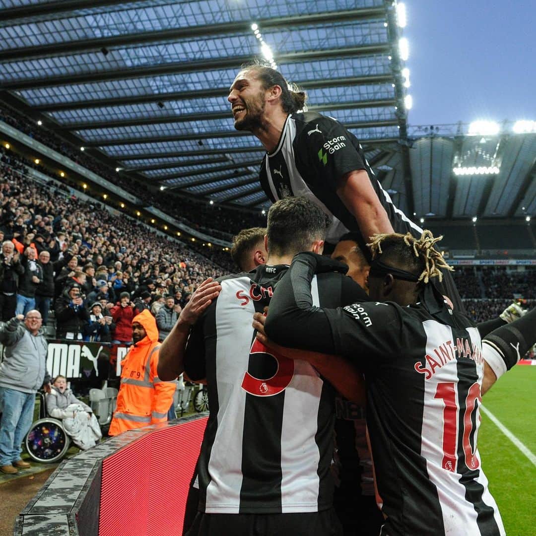 ファビアン・シェアのインスタグラム：「Enjoy your week😉!!!⚫️⚪️ #nufc」