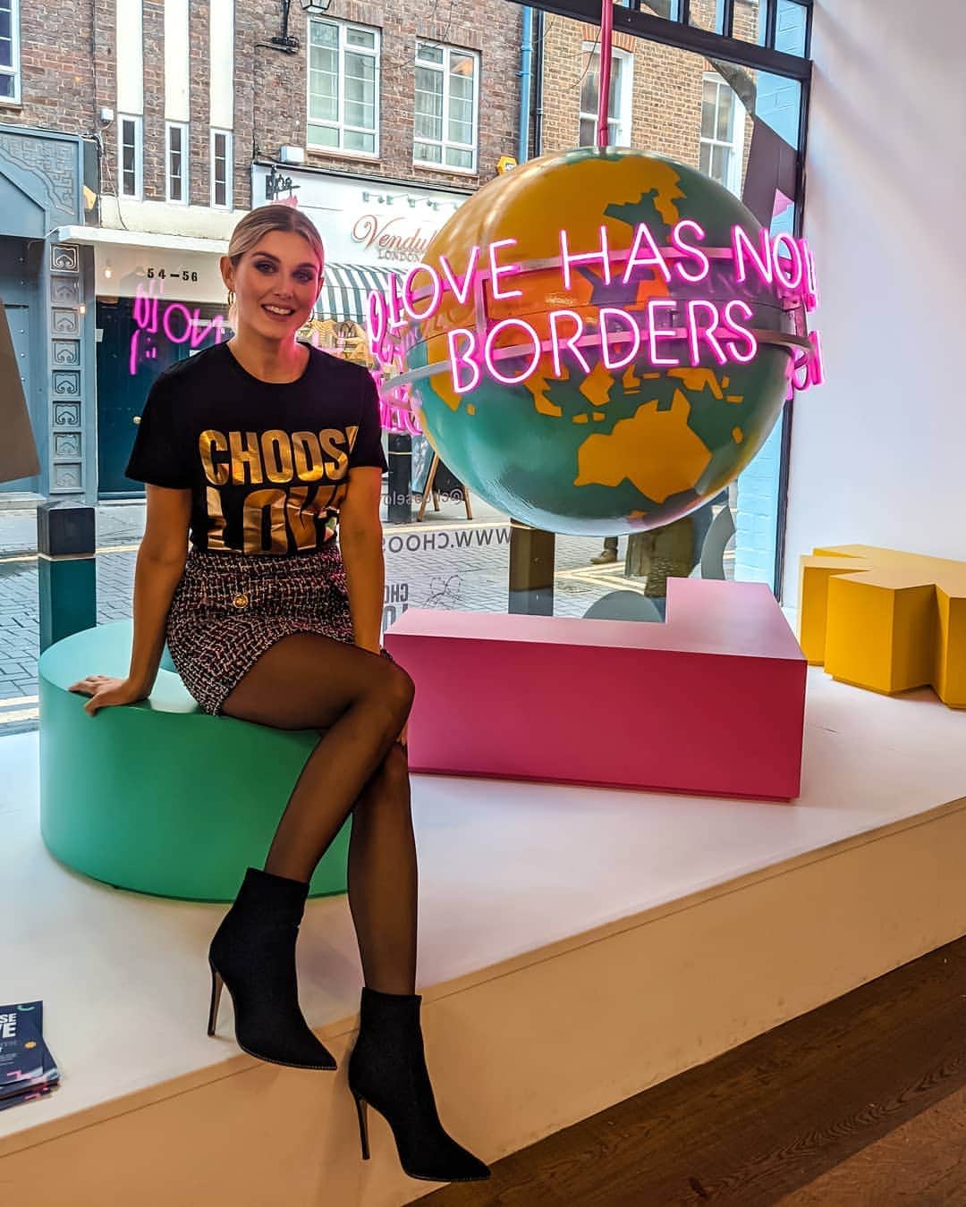 Ashley Jamesさんのインスタグラム写真 - (Ashley JamesInstagram)「Love had no borders. 🌎❤️ Today I'm volunteering at the @chooselove store on Neal Street and I'll be hitting the decks later, so come say hi and buy some amazing gifts for refugees. There's gifts from £3 for an emergency blanket all the way up to £650 where you can buy the whole store. 🙏 If you're struggling for Christmas gift ideas for friends and family members who have everything you can buy them a gift card for those who have nothing. ❤️ The store is open from 10am-7pm everyday until Christmas Eve (or 8pm Thursday and Sundays 11-6pm), and I'll be here all day until closing time if you want to swing by. If you're not in London you can also check out their online store at www.choose.love or there's also pop-ups in LA and New York! ❤️🎄 #chooselove #helprefugees #lovehasnoborders #london」12月9日 23時11分 - ashleylouisejames