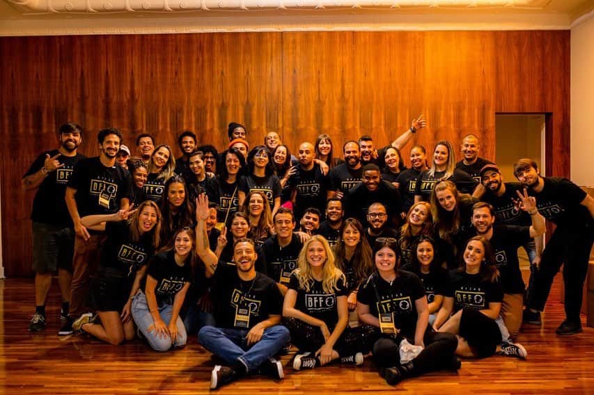 ロナウドのインスタグラム：「Um sábado muito especial pra @fundacaofenomenos. Realizamos o primeiro Bazar Fundação Fenômenos, cuja renda destina-se ao trabalho de apoio a projetos comunitários que fazemos há mais de sete anos. Foram quase 4 mil peças doadas e 190 mil reais arrecadados. Nada disso seria possível sem o trabalho obstinado da @celinalocks - nossa curadora e embaixadora - e dos mais de 70 voluntários. Os doadores também foram fundamentais, além da @octagonbrasil na operação do projeto. Muito obrigado a todos! #eusoubff」