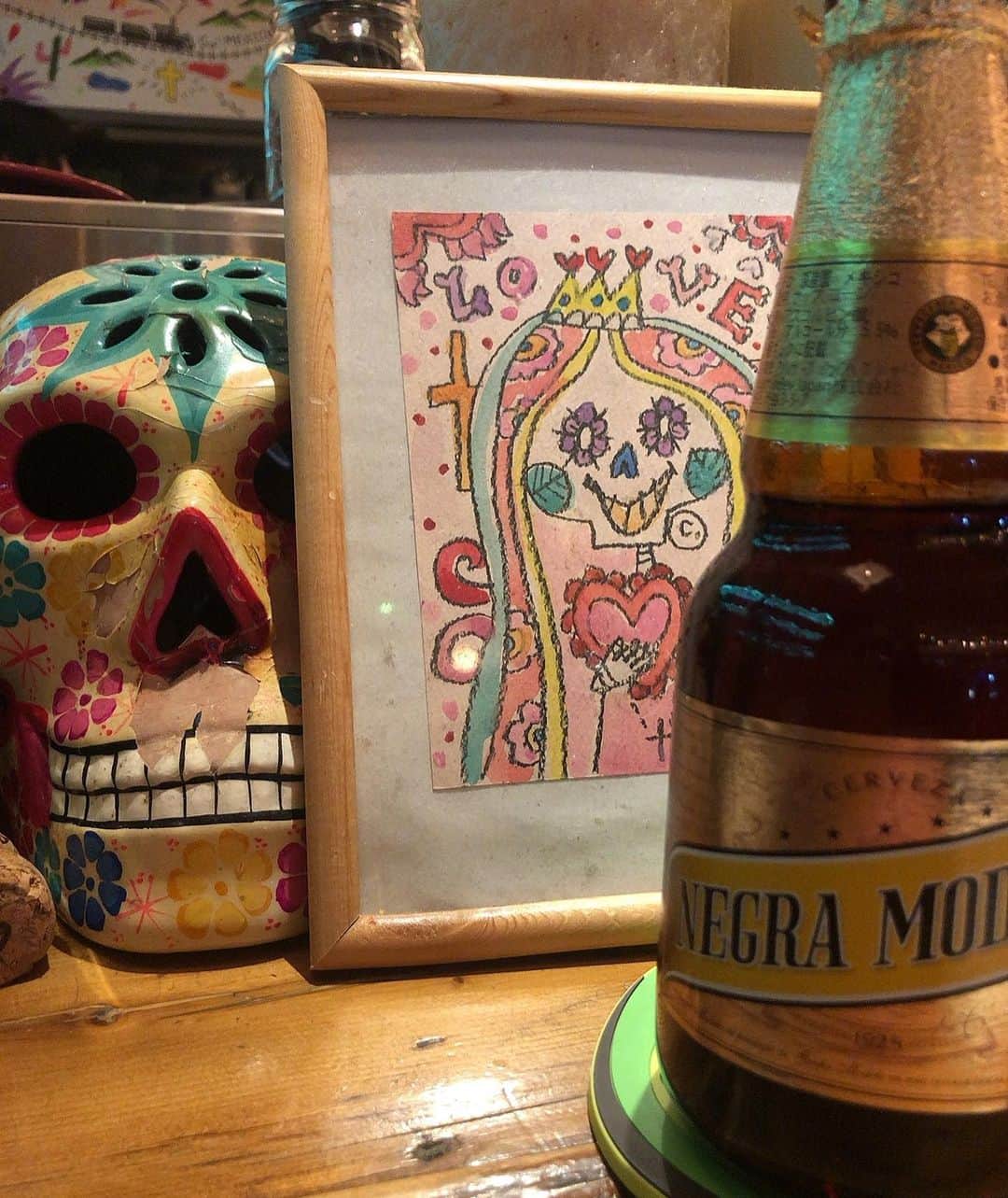 のインスタグラム：「今日は寒かったねー😣今流行りのメキシカン料理屋さんでお疲れ様の一杯🍺 今、タコス🌮が流行りみたいだね❗️ 隣に来店してきたカップルが、辛いものとパクチーとサルサソースが苦手で、それ抜きでタコスお願いしますって言ってて店員さん困ってた🤭笑。 え？！なんでメキシカンダイニング来たのーー！？！？笑😝 #メキシカン料理 #流行りの #タコス #グルメ #beer  #明日も頑張ろう  #幸せのひととき #happy #love #パクチー #avocado #メキシカンダイニングアボカド  #パクチー #サルサソース #ガイコツ #cute」