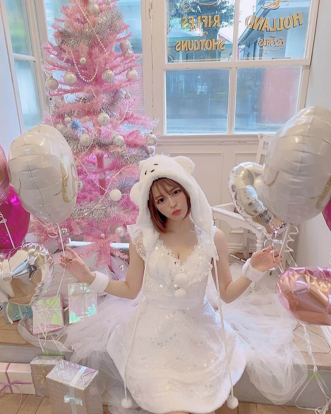 のインスタグラム：「White  X'mas ☃️💓 ﻿ ﻿ あっという間の12月﻿ この前サンタコス撮影したよ🎅🏻﻿ @dress_sugar﻿ ﻿ かわいい衣装いっぱいあった🥰﻿ ﻿ ﻿ #サンタ買うならシュガー　#コスプレ　#サンタコス　#メリクリ　#コスプレ　#サンタクロース　#クリスマス　#christmas #キャバ嬢ドレス」
