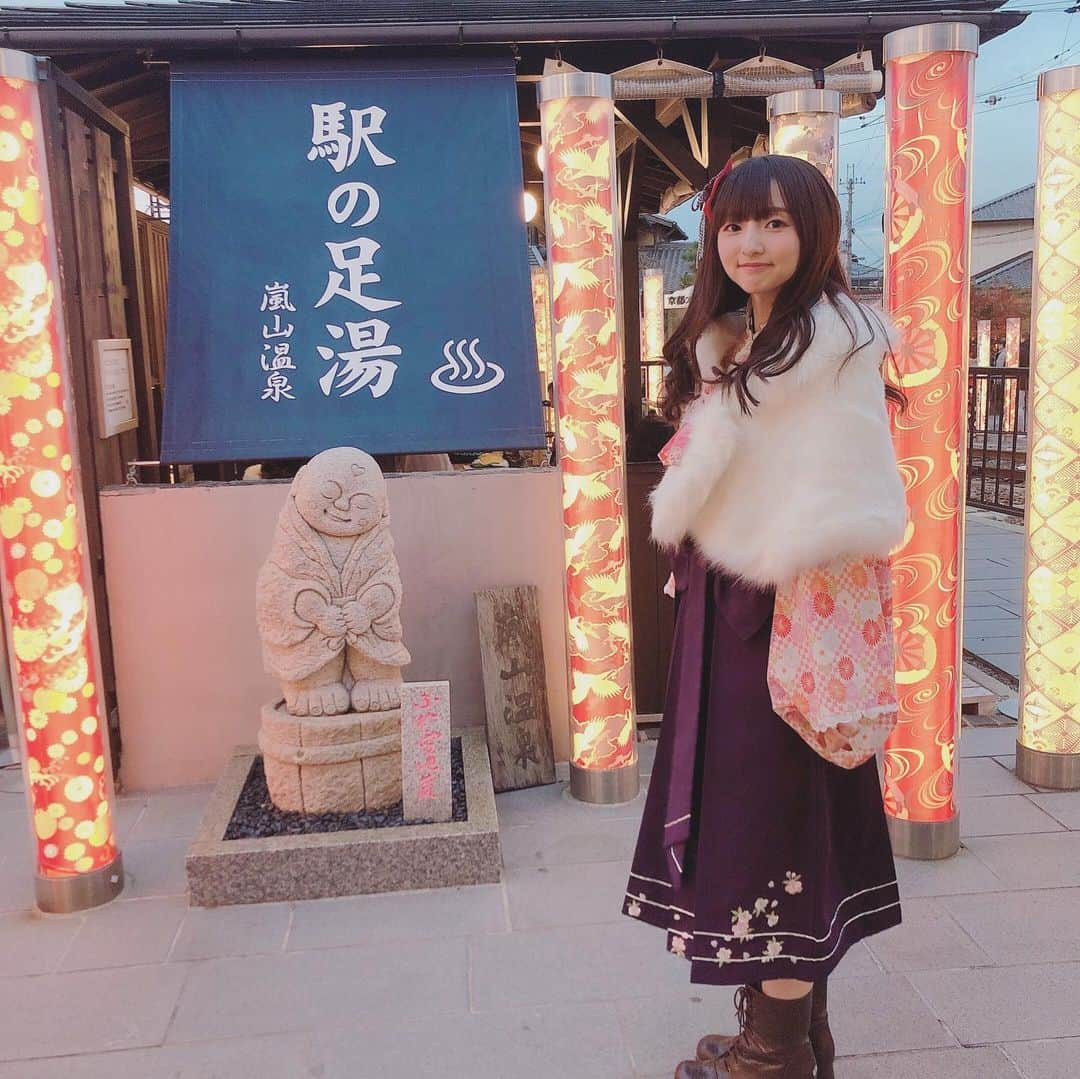 田中美海のインスタグラム：「2019.12.7👘♨️﻿ ﻿ チョイナー！！！﻿ 「温泉むすめ 師範学校 課外活動 Vol.5 in 京都」でした♨️﻿ 着物部として奥野香耶ちゃん、髙橋麻里ちゃんと！﻿ そして地元京都から上田瞳ちゃんと！🤗✨﻿ ﻿ 温泉むすめとして公録やライブなどに﻿ 出演したことはありましたが、﻿ こうしてロケに行けたり、足湯に浸かったり、﻿ 色々できたのは初めてでした😳😳﻿ たっっくさん写真を撮ったので載せていきますね🎵﻿ ﻿ ﻿ まずは人力車で嵐山へ！🍁﻿ 香耶もイベントで言っていたけど﻿ 私も嵐山初でした！人力車も実は初！！﻿ 中学の時に修学旅行で行った京都。﻿ ルートを決めるときに嵐山は断念したので﻿ こうして行くことができてとっても嬉しかったー！！﻿ お店がたくさん並んでいて一日中遊べちゃうんだろうな🥳﻿ 美味しい匂いが誘惑すぎました🤤🤤﻿ ﻿ か〜ら〜く〜れな〜いに染まる渡月橋🎵﻿ でも有名な渡月橋も…！﻿ テンション爆上がりしました☝️☝️☝️﻿ 来年の映画も楽しみすぎる☺️☺️☺️﻿ ﻿ 道を抜けて竹林へ！！﻿ 自然の中を人力車で走っていって﻿ 空気の美味しさに癒されました✨﻿ （武蔵ちゃんとか戦ってそうって想像して﻿ すっごく楽しかった臨場感あった）﻿ ﻿ その後は歩いて嵐山駅の方へ！﻿ 足湯に浸かりましたー！めっちゃあったまった！﻿ 日も沈みかけて寒かったのですが…﻿ 一気にポカポカになりました♨️♨️﻿ いやーもー本当に温泉好きだからさ…﻿ 嬉しかった🤗🤗🤗♨️﻿ 大浴場とか露天風呂とかめっちゃ好きなの！﻿ お家のお風呂は苦手なのにこういう﻿ 特別な場所でお風呂に入ることはめっちゃ好き！﻿ ﻿ 嵐山駅に最高の映えスポットが！！！﻿ 「キモノフォレスト」です👘✨﻿ 京友禅の柄のポールが600本展示されているのです！！﻿ 丁度ライトアップされていて﻿ すっっごく綺麗で女子一同テンション爆上げ☝️☝️☝️﻿ 自分のお気に入りの柄を探したり🎵﻿ ここに行きたい！って言ってくれた﻿ 麻里姫に感謝である🙏🙏🙏🙏🙏﻿ ﻿ そして抹茶のタピオカとよもぎのお団子を﻿ いただきました😋😋😋🍡﻿ 至れり尽くせりじゃないか〜〜〜﻿ 幸せでしたーーーっ！！！！﻿ ﻿ その後お泊りの場所がとーっても素敵なところで！﻿ 修学旅行みたいでまたしてもテンションが☝️☝️☝️﻿ 畳！布団！大好き✨✨✨﻿ ﻿ その後連れて行っていただいたご飯屋さんが﻿ ついこの間一人旅でいった木屋町通の近くで﻿ 田中はソワソワしてました🎵🎵🎵﻿ 以蔵さーん龍馬〜😭✨✨✨﻿ 鴨川のすぐ近くで風情を感じました…✨✨﻿ 美味しかったあ🤤🤤﻿ ﻿ 長くなったのでイベントの写真は﻿ また別で載せます✌️﻿ 気付けば三連続で京都の投稿になるんだね笑﻿ やっぱり街並みがなんとなく鎌倉に似ていて﻿ 勝手に親近感をおぼえてしまってるんだよな〜﻿ 春の京都にも行きたいし、﻿ 紅葉ピークの京都も行ってみたい！！！﻿ まだまだ知らないところたくさんだよ…！﻿ ﻿ 好きだなあ〜京都。﻿ また行きたい！！！﻿ 女子旅したいなあー！！！（デカボイス）﻿ ﻿ #京都﻿ #嵐山﻿ #人力車すごく楽しい﻿ #キモノフォレスト﻿ #これぞ映え﻿ #町屋﻿ #帰りに四葉タクシー見つけたの #ラッキーなんだって」