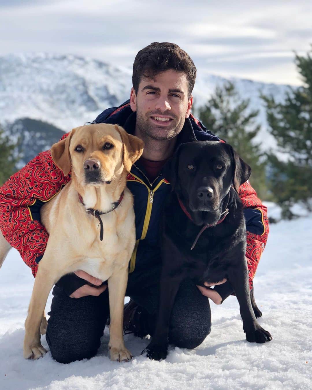 ハビエル・ラジャのインスタグラム：「Who doesn’t like a snow day? ❄️🐶🐶 . .  Got to hold them back for a quick snap 📸🤗」