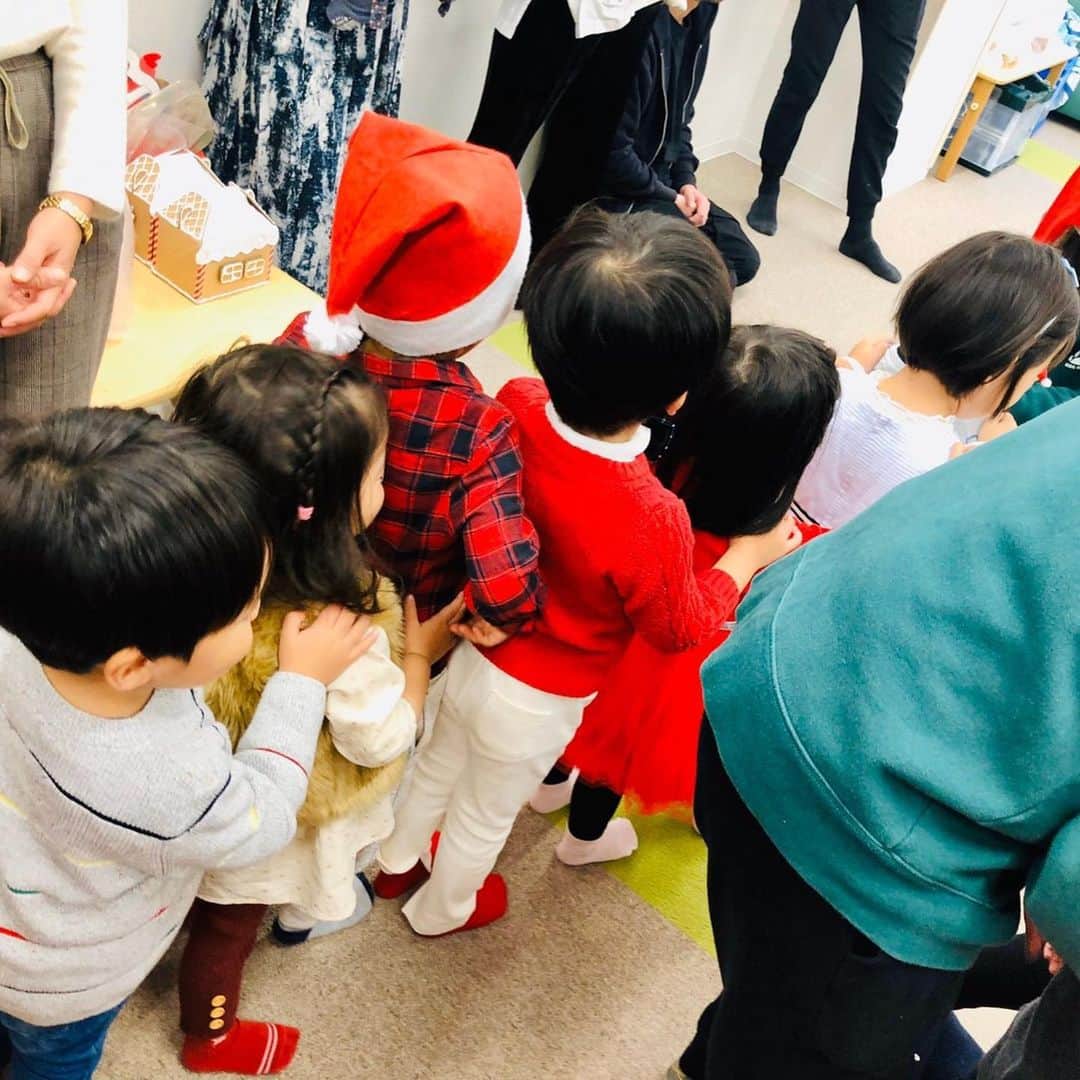 蒲生麻由さんのインスタグラム写真 - (蒲生麻由Instagram)「長男のスクールのXmas Party🎄  楽しかったねぇ🤶  #mamalife #xmasparty #クリスマスパーティー #プリスクール #2歳10ヶ月男の子 #年々クリスマスが好きになる #毎日クリスマスソングを口ずさむ息子 #好きなクリスマスソングは #ジングルベル #ひたすら歌わされる #産後の抜け毛がひどい」12月9日 23時28分 - mayugamo_lamana
