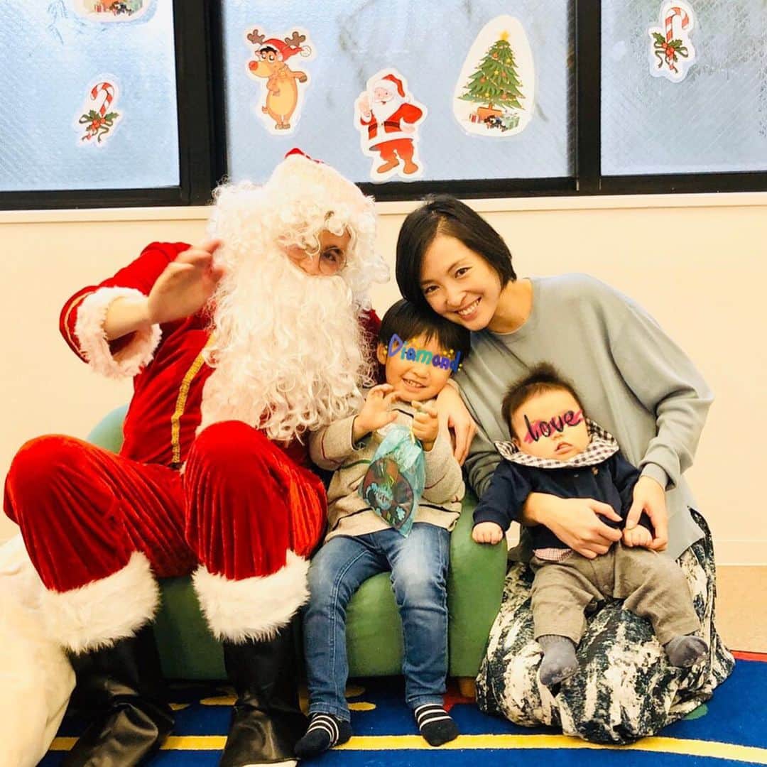 蒲生麻由さんのインスタグラム写真 - (蒲生麻由Instagram)「長男のスクールのXmas Party🎄  楽しかったねぇ🤶  #mamalife #xmasparty #クリスマスパーティー #プリスクール #2歳10ヶ月男の子 #年々クリスマスが好きになる #毎日クリスマスソングを口ずさむ息子 #好きなクリスマスソングは #ジングルベル #ひたすら歌わされる #産後の抜け毛がひどい」12月9日 23時28分 - mayugamo_lamana