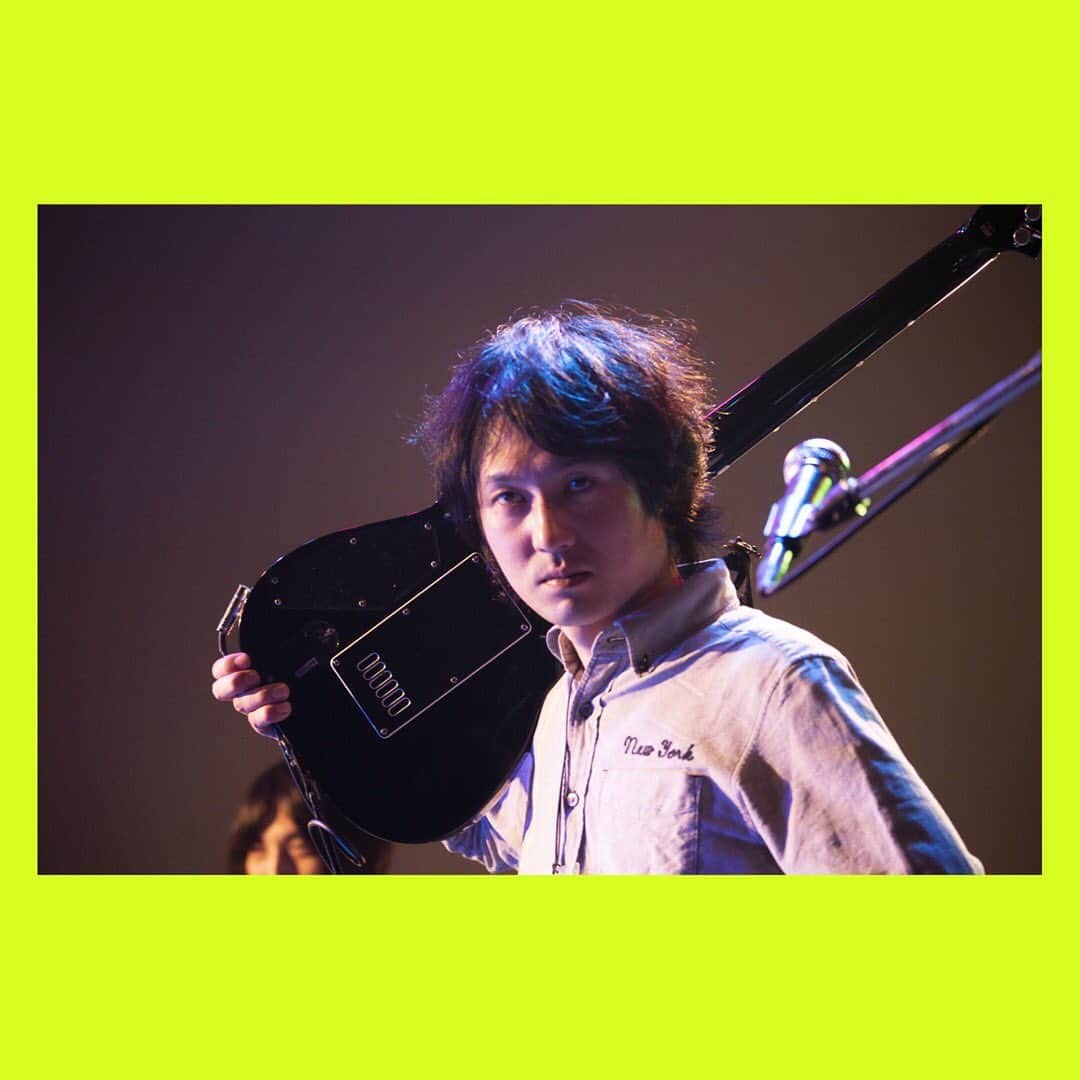 のインスタグラム：「12/9 Gtウイ・ビトン生誕の日🎉🎉 ギタープレイ、スマイル、躍動感あるキレのある動き🎸Liveパフォーマンスは必見ですっ👀 . 📸ある日のoffshot . #ましょ隊 #魔法少女になり隊 #ギタリスト #早弾き」