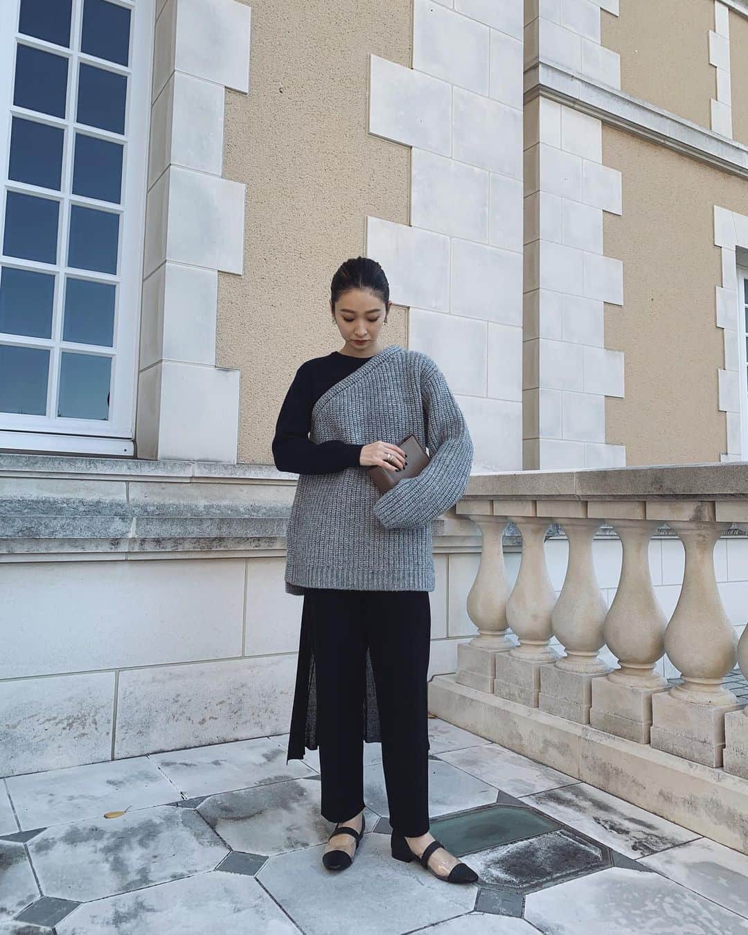 のインスタグラム：「.﻿ ちょっと早いけど次の新作お披露目🙏🏼﻿ ﻿ ワンショル風のニットは編み地を変えて﻿ レイヤードして見えるようなデザイン☺️﻿ お尻もすっぽり隠れるゆったりサイズだから﻿ タイトなパンツとのバランスも◎﻿ ﻿ ニットパンツには後ろ部分だけにフラップを﻿ 付けていて歩く度になびくように考えました☻﻿ ﻿ One-shoulder detail knit tops 15.000 12/18-﻿ Back flap knit PT 16.000 12/18-﻿ Low heel clear pumps 18.000 (on sale)﻿ ﻿ #RIMARK#RIMARK_staffsnap﻿  #RIMARK_Oneshoulderdetailknittops #RIMARK_BackflapknitPT」
