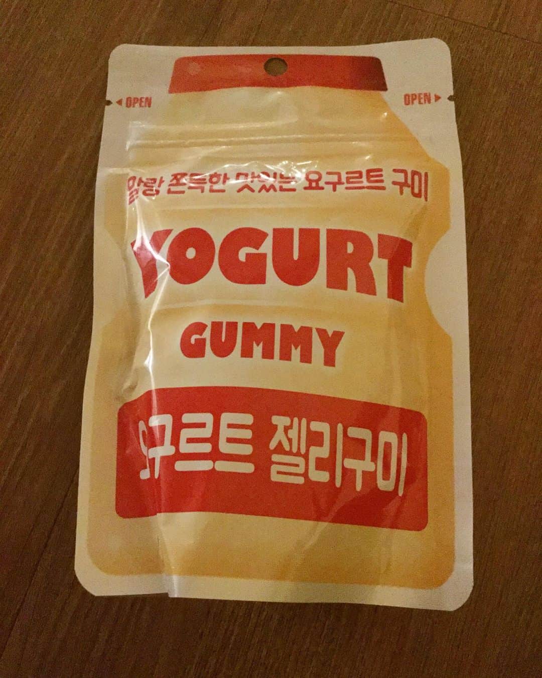 のインスタグラム：「맛있는🙃  #yoghurtgummy」