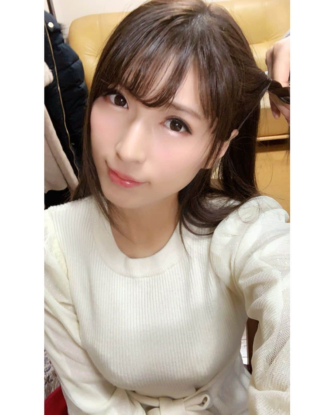 星野ナミのインスタグラム：「撮影でした🌻ニットの季節ですね❤︎ 少し早いけど皆さまよいお年を💫 #2019 #お仕事納め #良いお年を🎍」