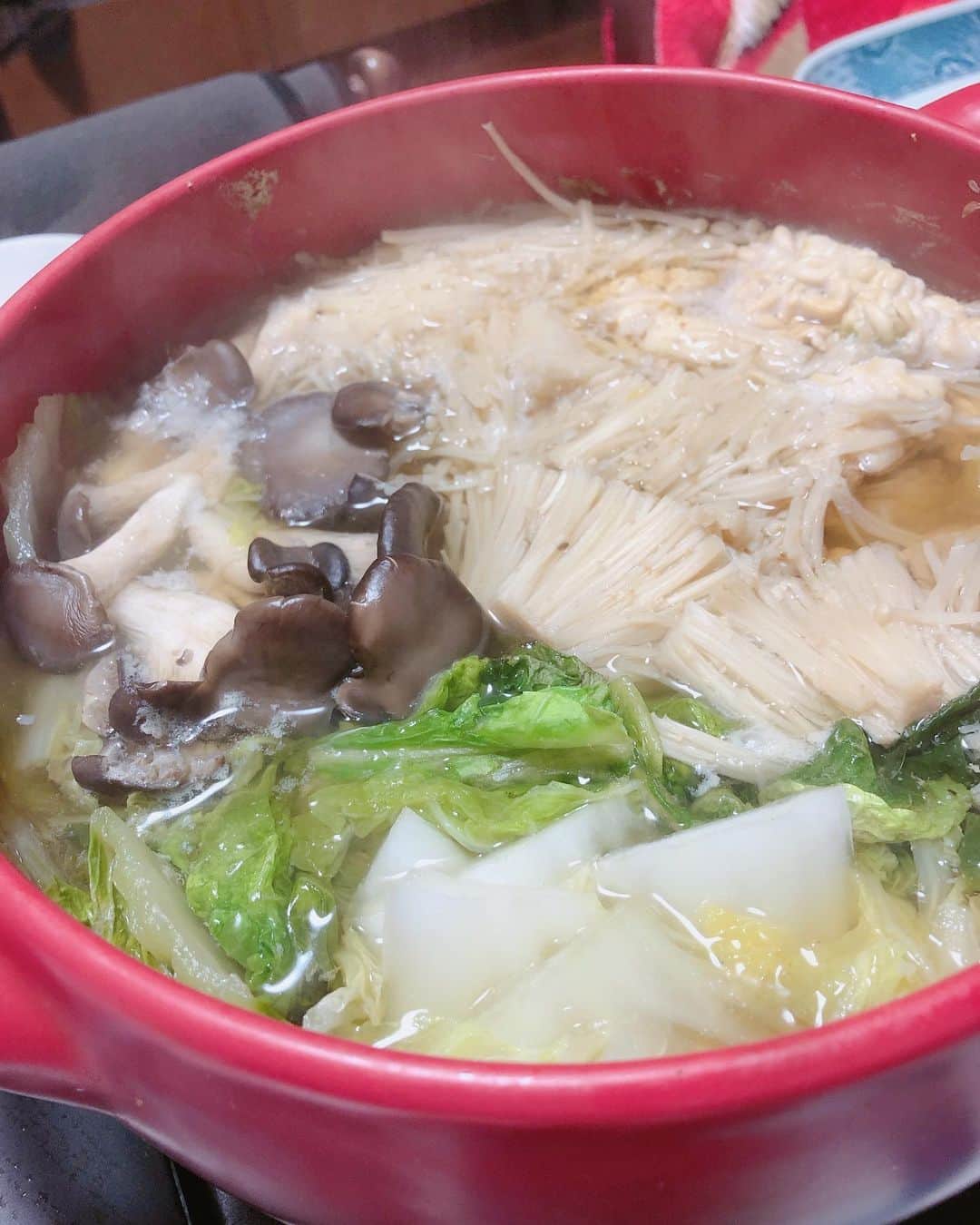 長谷川大喜さんのインスタグラム写真 - (長谷川大喜Instagram)「地元新潟に来た。 寒いから鍋つくりました。 ぶりしゃぶがすごく好きで 鍋もいろんな市販のスープのを 試したりしていろんな発見をしております。 鍋最高。」12月9日 23時35分 - hasegawawadaiki