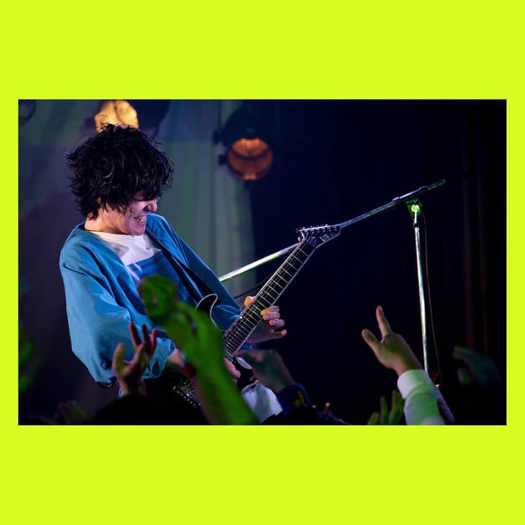 のインスタグラム：「12/9 Gtウイ・ビトン生誕の日🎉🎉 ギタープレイ、スマイル、躍動感あるキレのある動き🎸Liveパフォーマンスは必見ですっ👀 . 📸疾走感 . #ましょ隊 #魔法少女になり隊 #ギタリスト #早弾き」