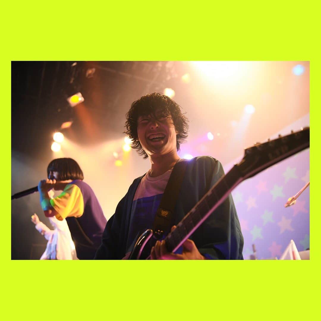 のインスタグラム：「12/9 Gtウイ・ビトン生誕の日🎉🎉 ギタープレイ、スマイル、躍動感あるキレのある動き🎸Liveパフォーマンスは必見ですっ👀 . 📸ウイスマイル . #ましょ隊 #魔法少女になり隊 #ギタリスト #早弾き」