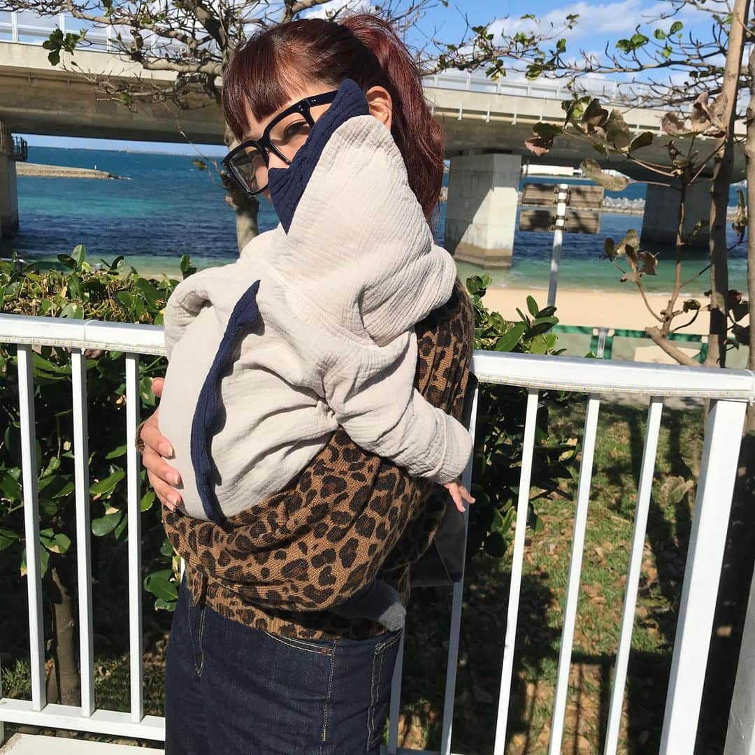 知念美加子さんのインスタグラム写真 - (知念美加子Instagram)「うちの恐竜さん🦖 ・ ・ 産まれる前にテンション上がって買ったものは、ほとんど着れなかったんだけど笑　（大きさ、季節、仕様の関係で） ・ ・ その中で、唯一？活躍してるのがこちら❣️笑　沖縄で丁度良い薄手の羽織り😂 フードも着いてるから、海辺の風よけも🙆‍♀️❤️ ・ ・ ・ #たけのこメモリー #3ヶ月ベビー  #生後106日」12月9日 23時44分 - chinenmikako