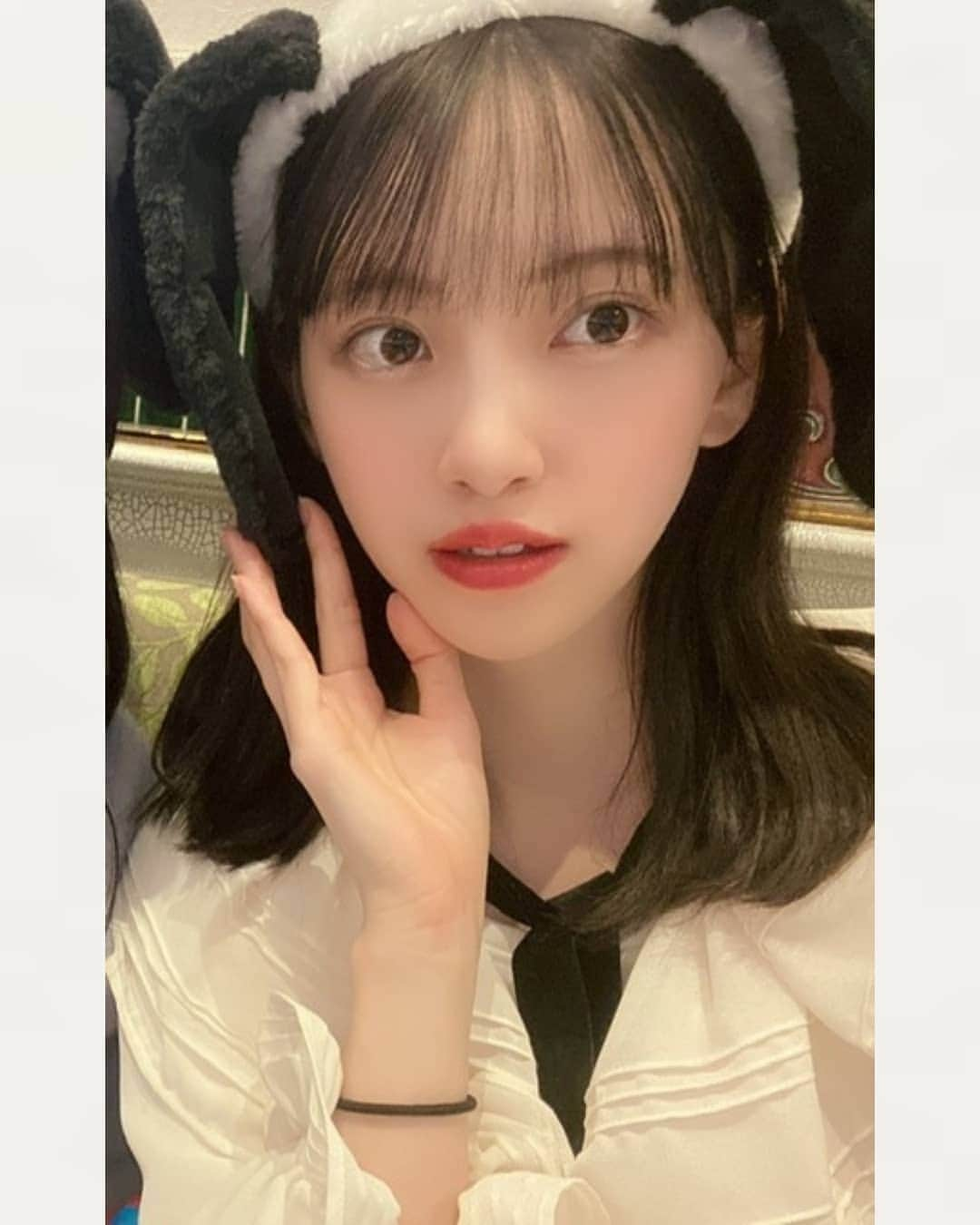 堀未央奈さんのインスタグラム写真 - (堀未央奈Instagram)「#黒髪気分 | 乃木坂46 堀未央奈 公式ブログ 2019/12/08 20:45  黒髪にしましたー！ いつぶりやろ(^-^)？♪ . 明髪も個人的には好きだけど たまに黒髪にすると落ち着きます。  どうですか？？？ . 写真たくさん♪♪ . 大阪行く度に大阪住みたいなーって思う。 食べ物美味しくて服安くて良き！  今日は23:00〜Abema TV #乃木坂世界旅　のいいとこどり30分SPです！！ 本編は14.15日ですが　今日のもみてね✨  きっと日奈子もわたしもリアタイ。笑 #堀北コンビ  ではでは。 http://blog.nogizaka46.com/miona.hori/smph/2019/12/053899.php/ #USJ #universalstudiojapan #ユニバーサルスタジオジャパン #herlipto #堀未央奈2nd写真集 #堀未央奈写真集 #堀未央奈 #HoriMiona #みおな #乃木坂46 #Nogizaka46 #2期生 #岐阜県 #東京 #ピース」12月9日 23時40分 - horimiona46