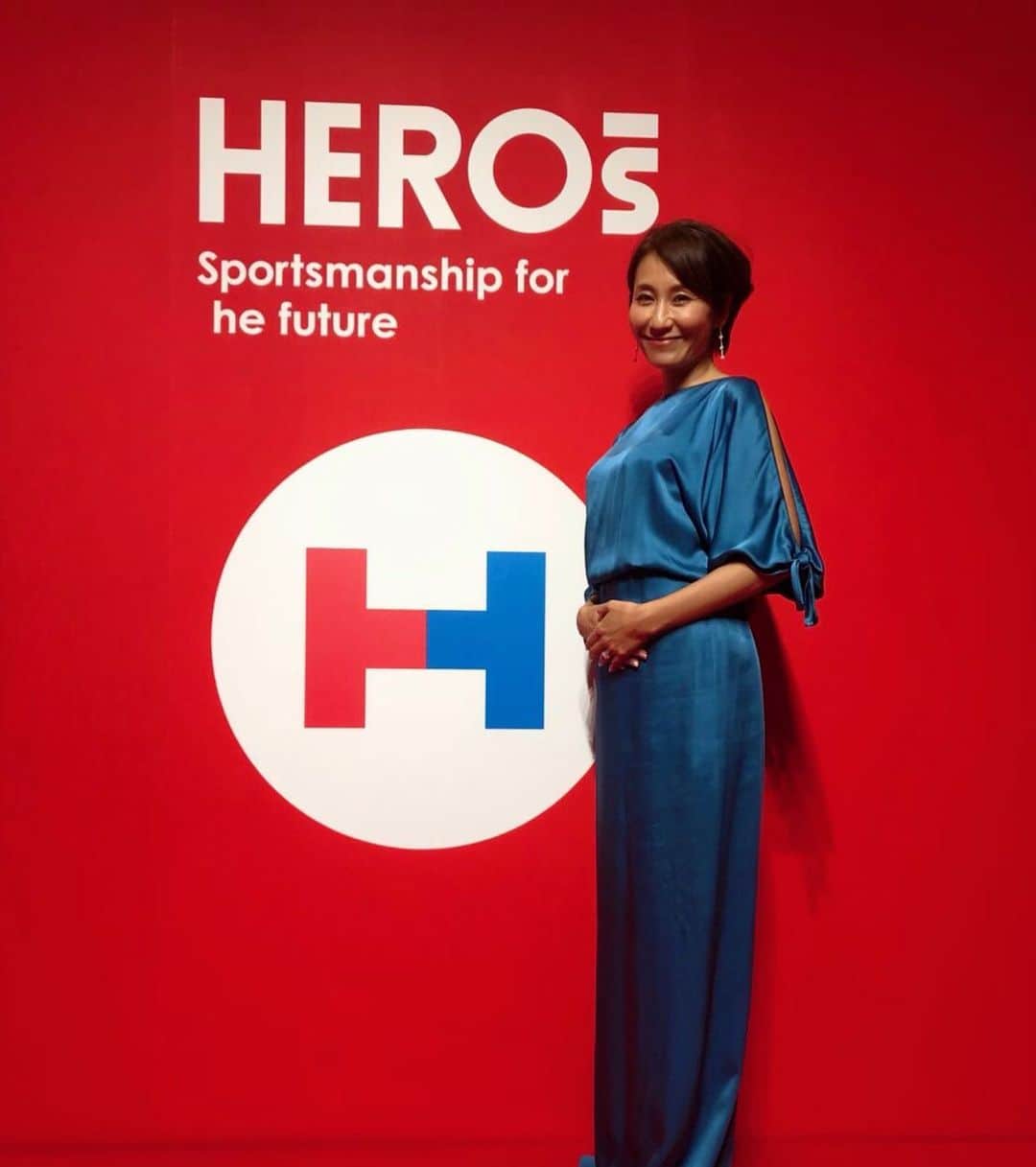 森上亜希子さんのインスタグラム写真 - (森上亜希子Instagram)「本日、日本財団様が主催のHEROs AWARD 2019 Sportsmanship for the futureのパーティーにお招き頂きました。  受賞された皆様のスピーチをお聞きして、アスリートとして私に何が出来るのかという事を考えさせられました。  そして、沢山の方々と交流を持たせて頂いて感謝の気持ちでいっぱいです。  そして、初めてのイブニングドレス！ @rikuka.62 さんにご紹介頂き、私には勿体なさ過ぎるESCADAのドレスをお借りしました。  それはそれは身が引き締まる感じで、体も絞らなきゃいけないし、姿勢も直さなきゃいけないしと感じました😭  皆様、本当にありがとうございました！ 皆様との写真はまた明日アップします！  #heros  #授賞式 #初めての #イブニングドレス #エスカーダ #escada #社会貢献 #テニス #times」12月9日 23時51分 - akiko_morigami