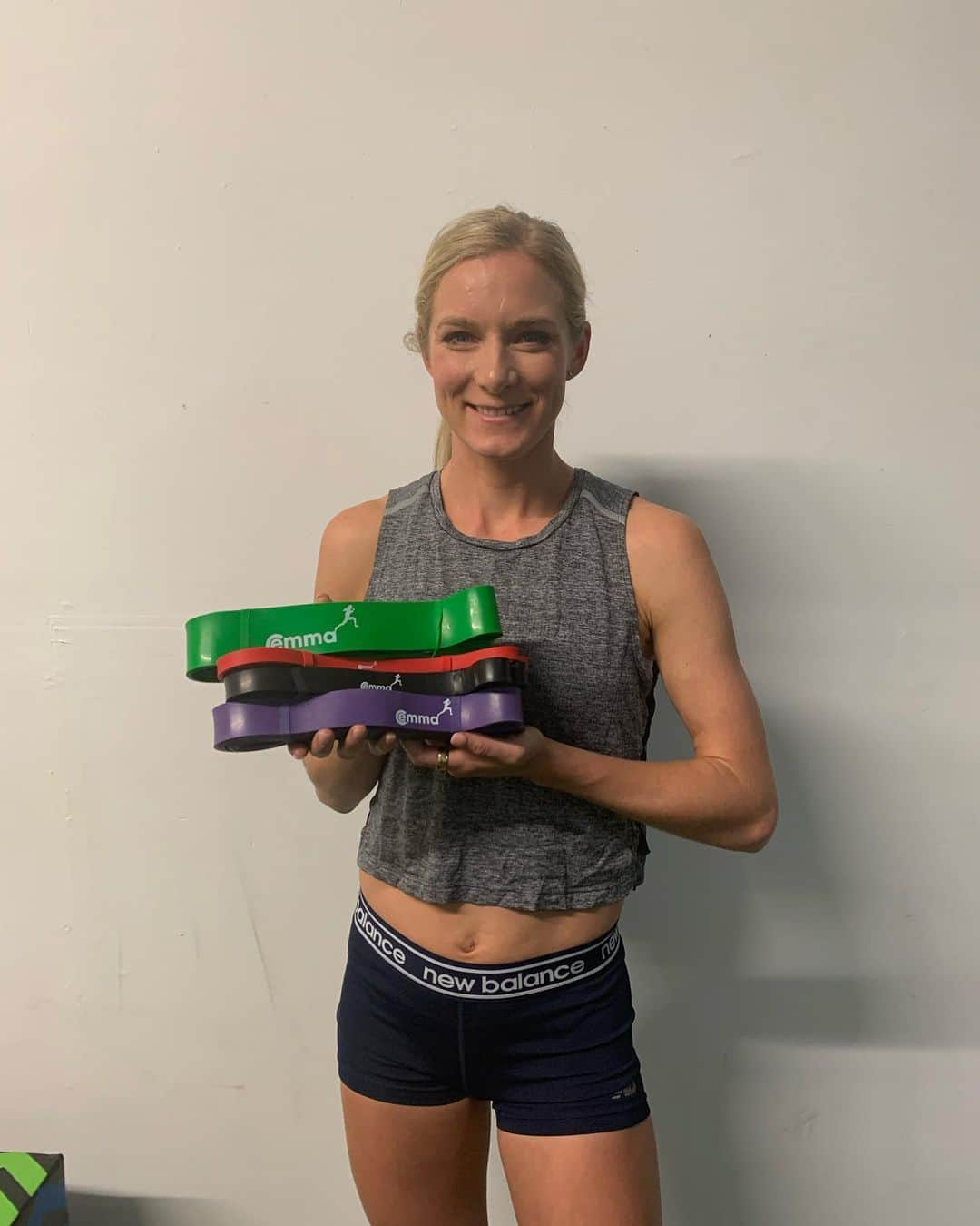 エマ・コバーンさんのインスタグラム写真 - (エマ・コバーンInstagram)「Holiday shopping? I have something you might likkkeeeeeeee. Emma Power Bands are now for sale. Swipe through to see a few exercises. We use these bands in our strength program and love them. 4 bands come in each pack, of varying resistance, click the link in my bio to shop. Great for strength, mobility and stretching. Also check out the Emma Mobility Ball- great for rolling back, glutes and feet especially. #workworkworkworkwork #EmmaPowerBands #EmmaMiniResistanceBands #EmmaMobilityBall [visit EmmaCoburn.com/Shop]」12月9日 23時44分 - emmacoburn