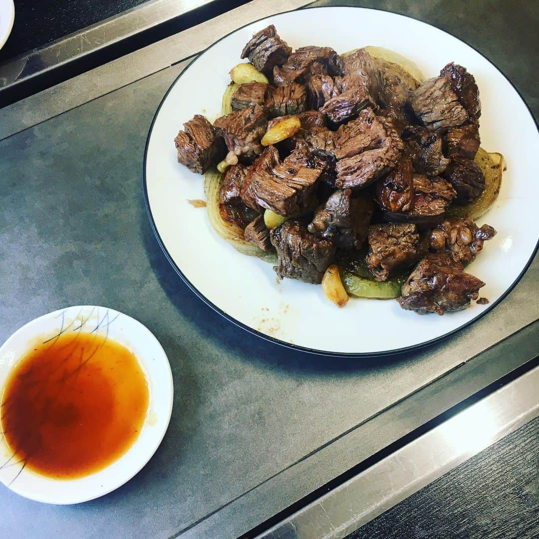 工藤まやさんのインスタグラム写真 - (工藤まやInstagram)「これを食べたくて高松入り。なのに！私たちの前で完売という昨晩は涙のディナー。豊島美術館に行くなんてもうキャンセルキャンセル。予約してランチに再訪のヘレステーキ、やっぱり最高！食い意地バンザイ！芸術より肉❤️ #高松#食い意地#やまだ屋」12月9日 23時45分 - mayahawaii325