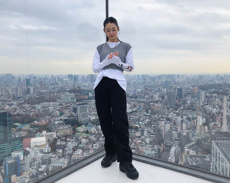 Karunaさんのインスタグラム写真 - (KarunaInstagram)「☁🏢☁️ ㅤㅤㅤ  Tops #hm Vest #7things Bottoms #uniqlo  Shoes #bershka  Eyewear #lavid ㅤㅤㅤㅤㅤ 📍#渋谷スクランブルスクエア」12月9日 23時45分 - karuna0520