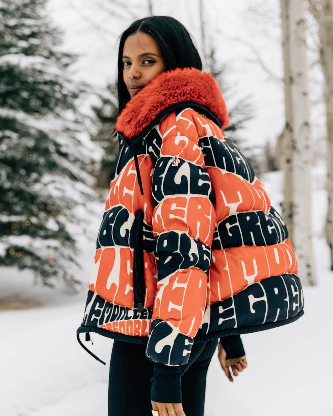 モンクレールさんのインスタグラム写真 - (モンクレールInstagram)「Snow day. @GraceMahary relishing the first days of the ski season in a #MONCLERGRENOBLE jacket with an eco-fur lining and hood. _ #JETAPORTER @netaporter @SandroMandrino」12月10日 0時00分 - moncler