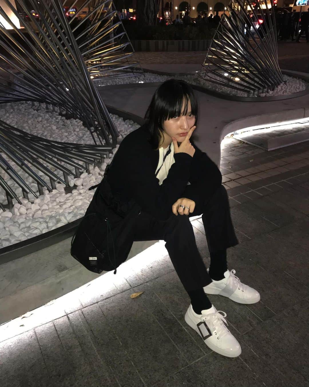 ハンナ・チャンのインスタグラム：「Sneakers love 🖤 @rogervivier #vivskate」