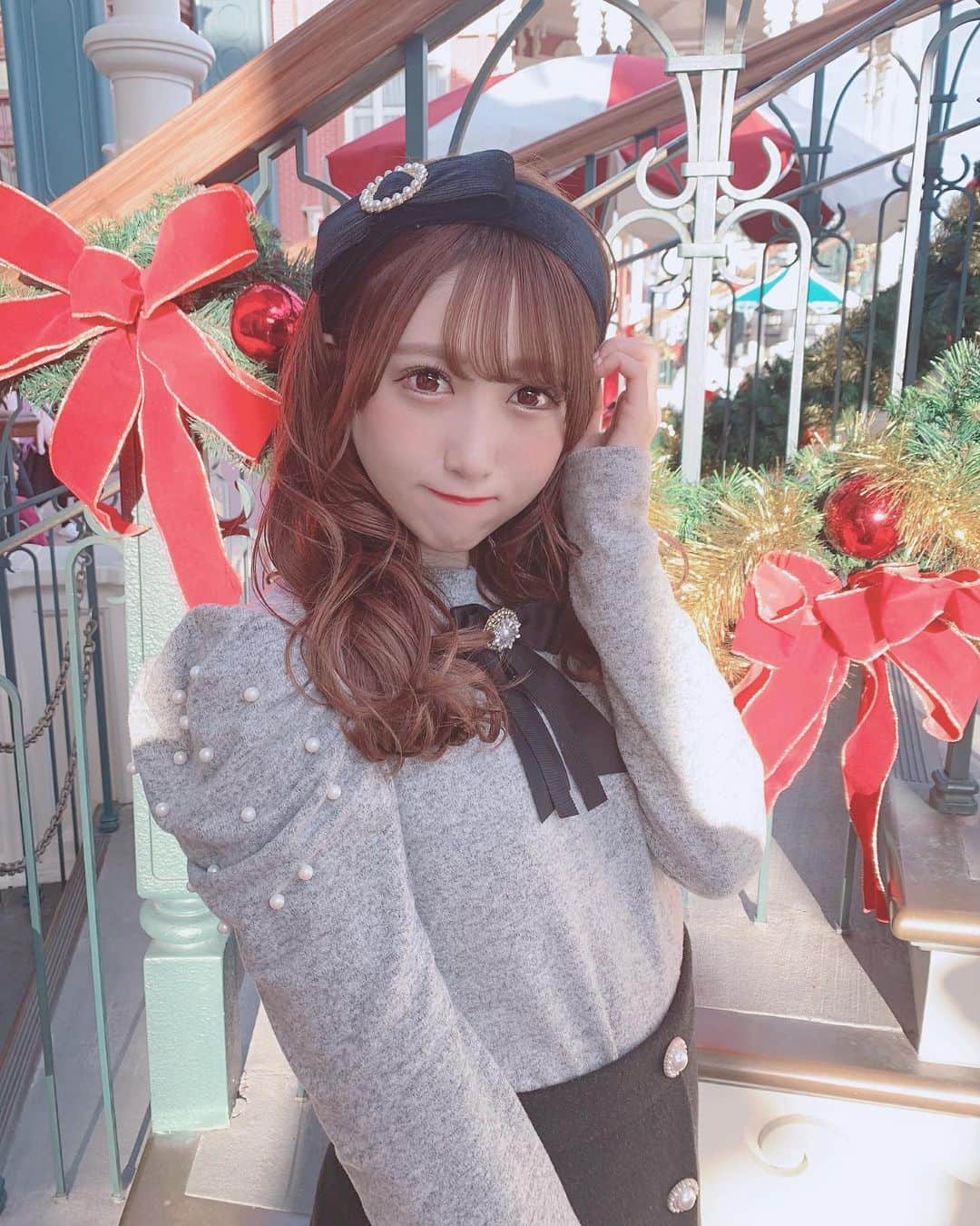 田口未彩のインスタグラム：「🎀 . . . 24時すぎてしまった！ぴえん、 みぃの更新待ってくれてたーーー？？？🥺 . . . #ディズニー #ディズニーランド #新作カチューシャ #tdl #tds #ディズニーシー  #ディズニーカチューシャ  #クリスマスコーデ #ピンクコーデ #クリスマスデートコーデ #冬服 #クリスマスディズニー #ディズニークリスマス #クリスマスカチューシャ  #量産型女子 #量産型 #量産型コーデ #冬メイク #ピンク加工 #デートコーデ #クリスマスメイク」