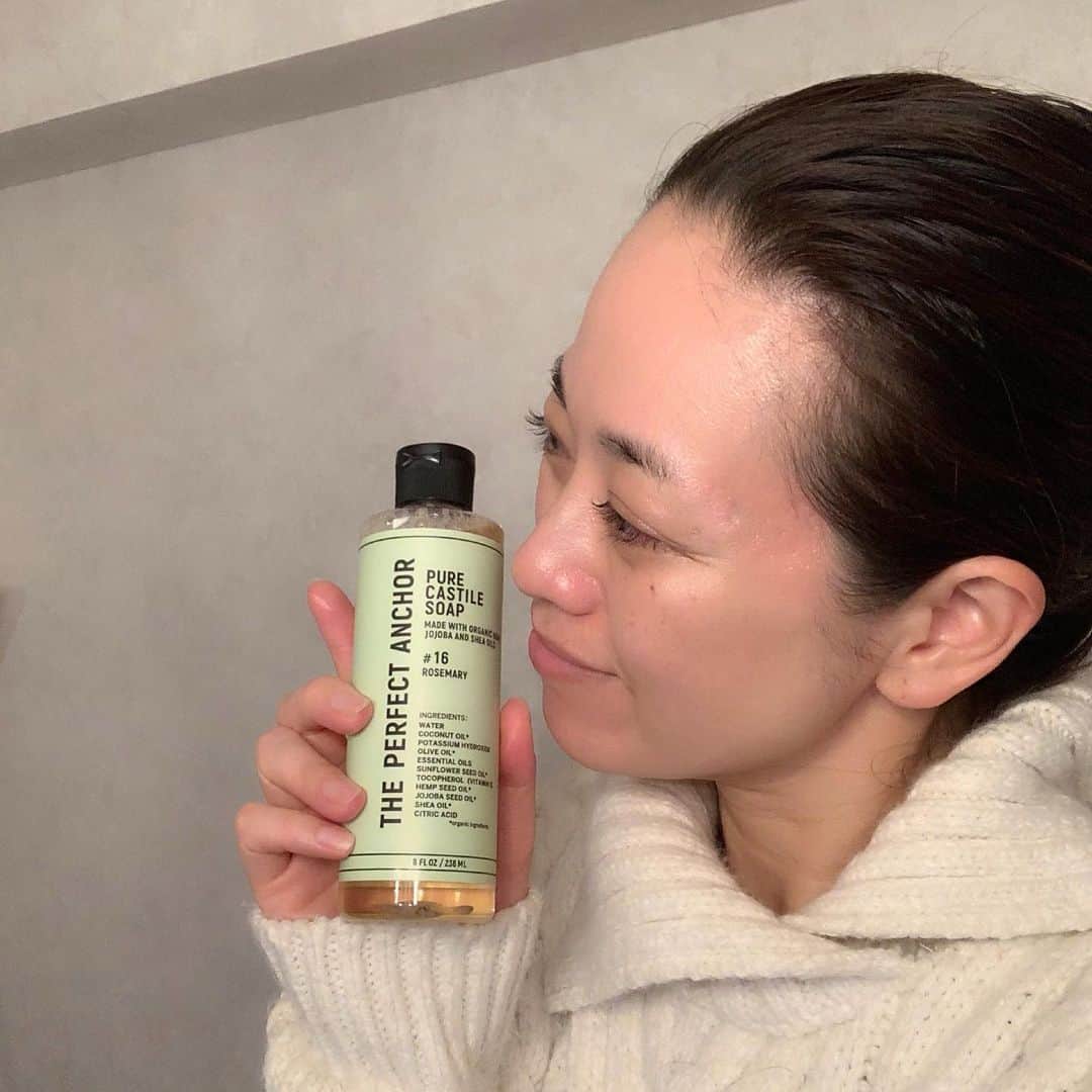 のインスタグラム：「※ For body and body wash 🧴 . 100％ natural and organic ✨ . @the_perfect_anchor の顔も体も メイクも落とせるオーガニックソープ を使い始めました✨ . 毛穴の黒ずみやメイクまで落とせる みたいなのでまずはボディソープ としてから使い始めました。 . 湯上りつっぱらなくていい感じ✨ . . #theperfectanchor #ザパーフェクトアンカー #無添加 #オーガニック #クレンジング #organic #cleansing #instabeauty #skincare」