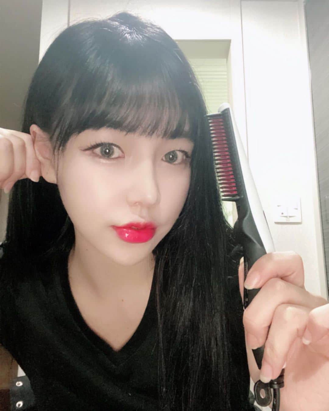 hyeriのインスタグラム：「남자고데기로 유명한거지만 난 내앞머리와 머리뽕을위해👍ㅋㅋㅋㅋ 빗이달려잇어서 정말 자연스럽게뽕이 띄어져서 짱쥬아ㅠㅠ  열도빨리올라와서 2-3분이면 앞머리 뽕완성! 여자분들도 정말 강추!!!❤️❤️❤️ 남자친구잇는분들은 크리스마스 선물로도👍👍 #크리스마스선물#라이프굿즈#라굿#남자다운고데빗#고데빗후기#고데빗#남자고데기#남자고데빗#다운펌#고데기추천#다운펌고데기#남자머리#여자앞머리#남자머리스타일」