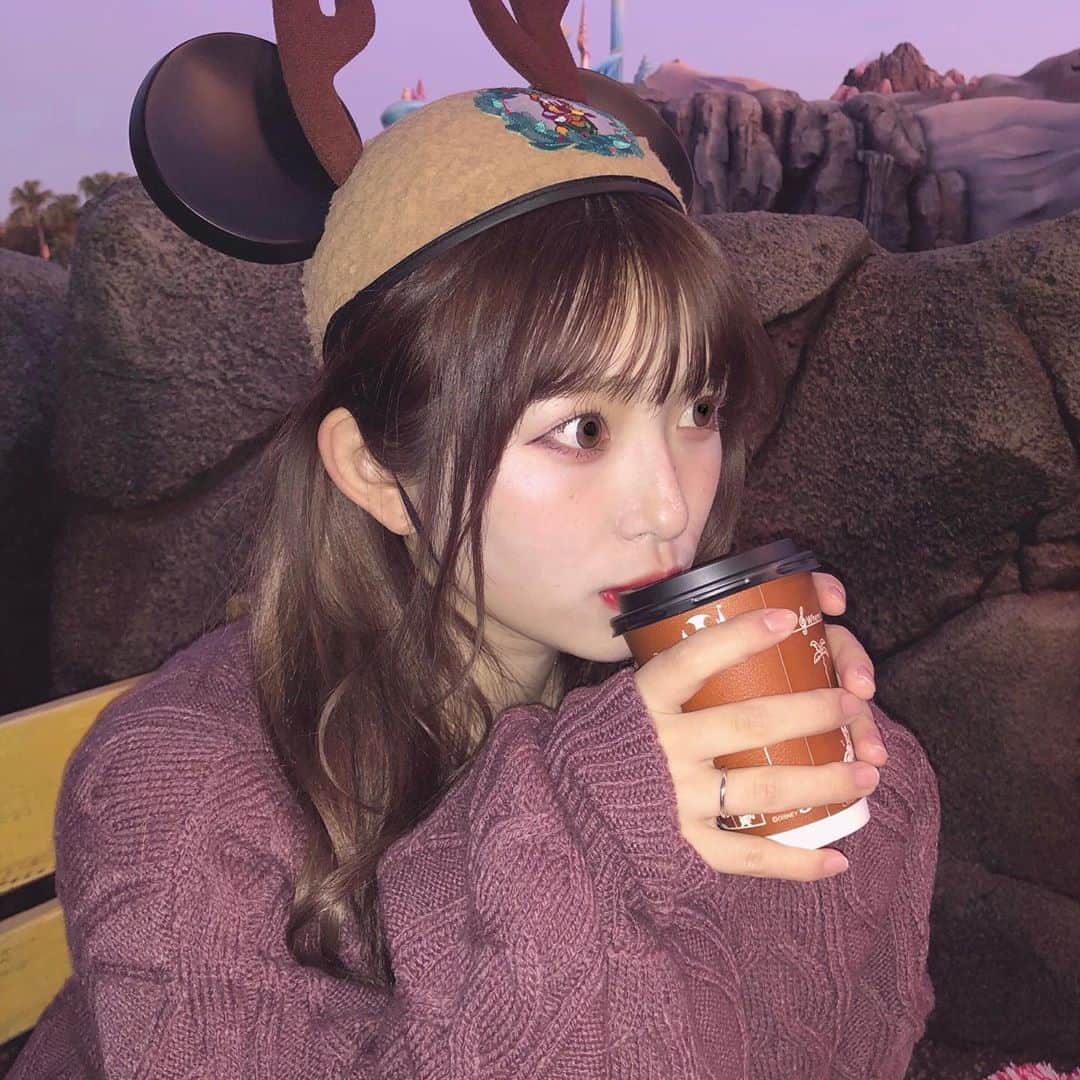 青木菜花のインスタグラム：「.﻿ .﻿ こんな夜中に投稿しちゃう😺﻿ 寒いときはやっぱりホットだ〜〜☕️♡﻿ ﻿ この間KIREIMOさんで脱毛もしてもらったから﻿ お肌もすべすべ😋﻿ ﻿ ﻿ @kireimo_official .﻿ . #KIREIMO #キレイモ#脱毛#脱毛サロン#全身脱毛#女子力アップ#女子力#肌ケア#美肌 #ディズニーシー #クリスマスディズニー #ディズニー #ホットドリンク #ココア #プルート #イヤーハット #トナカイ #可愛い #instagood #instafashion #instalike #l4l」